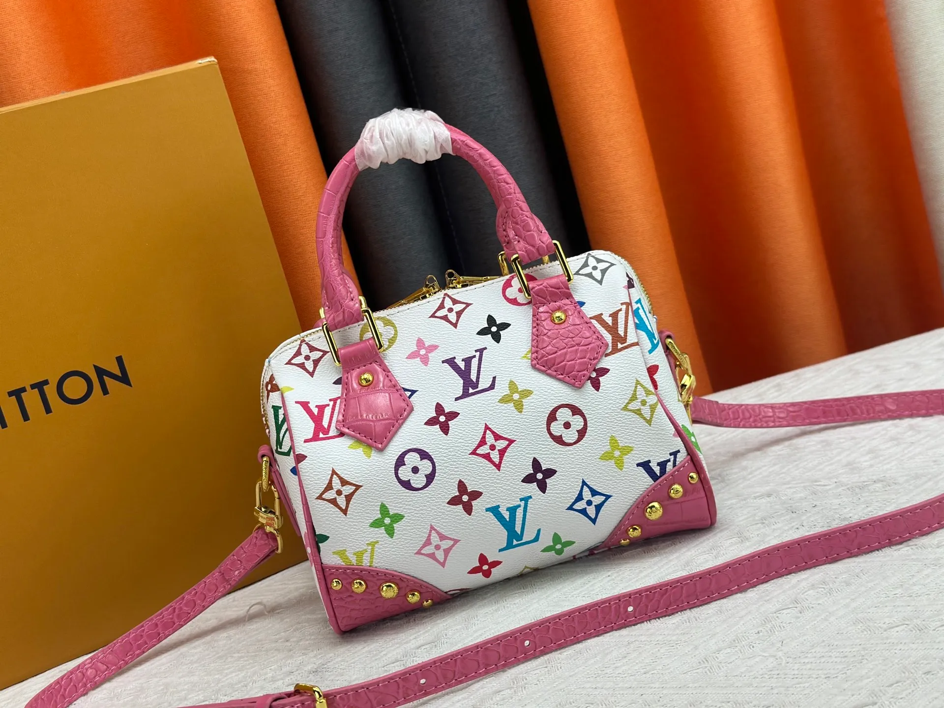 P260 Upgraded original crocodile pattern M13365 M58953 M46234 M46222 Speedy Bandoulière 20 handbag is made of soft coated canvas, and the full-length Monogram pattern is traced in colorful rainbow tones, highlighting the smart style of the Louis Vuitton x Murakami reissue series. The Toron handle and detachable shoulder strap are constructed of cow leather, the metal corners recall classic luggage elements, and the bow-shaped key bag and padlock add brand touches. Dimensions: 20.5 x 13.5 x 12.0 cm (length x height x width)