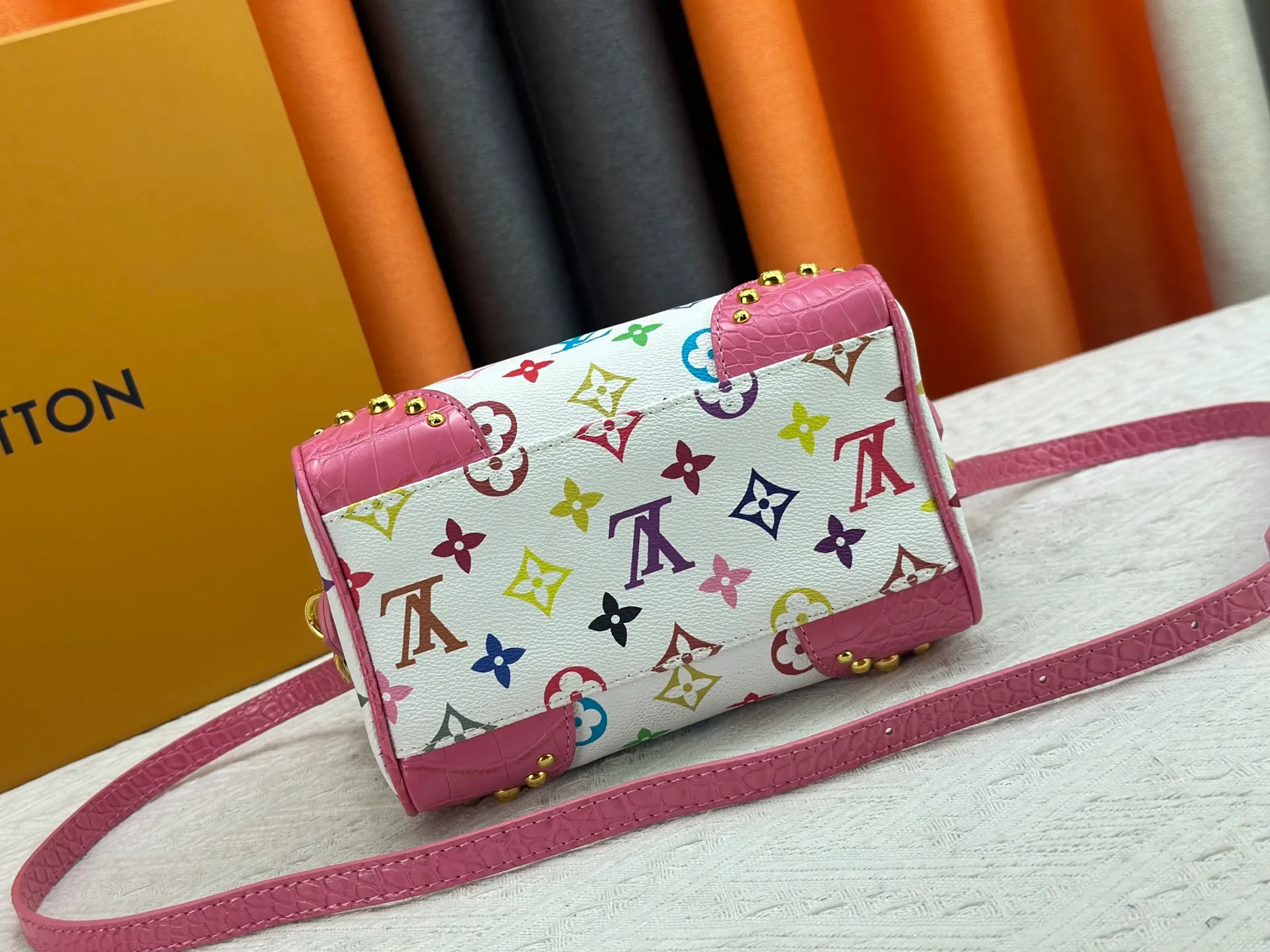 P260 Upgraded original crocodile pattern M13365 M58953 M46234 M46222 Speedy Bandoulière 20 handbag is made of soft coated canvas, and the full-length Monogram pattern is traced in colorful rainbow tones, highlighting the smart style of the Louis Vuitton x Murakami reissue series. The Toron handle and detachable shoulder strap are constructed of cow leather, the metal corners recall classic luggage elements, and the bow-shaped key bag and padlock add brand touches. Dimensions: 20.5 x 13.5 x 12.0 cm (length x height x width)