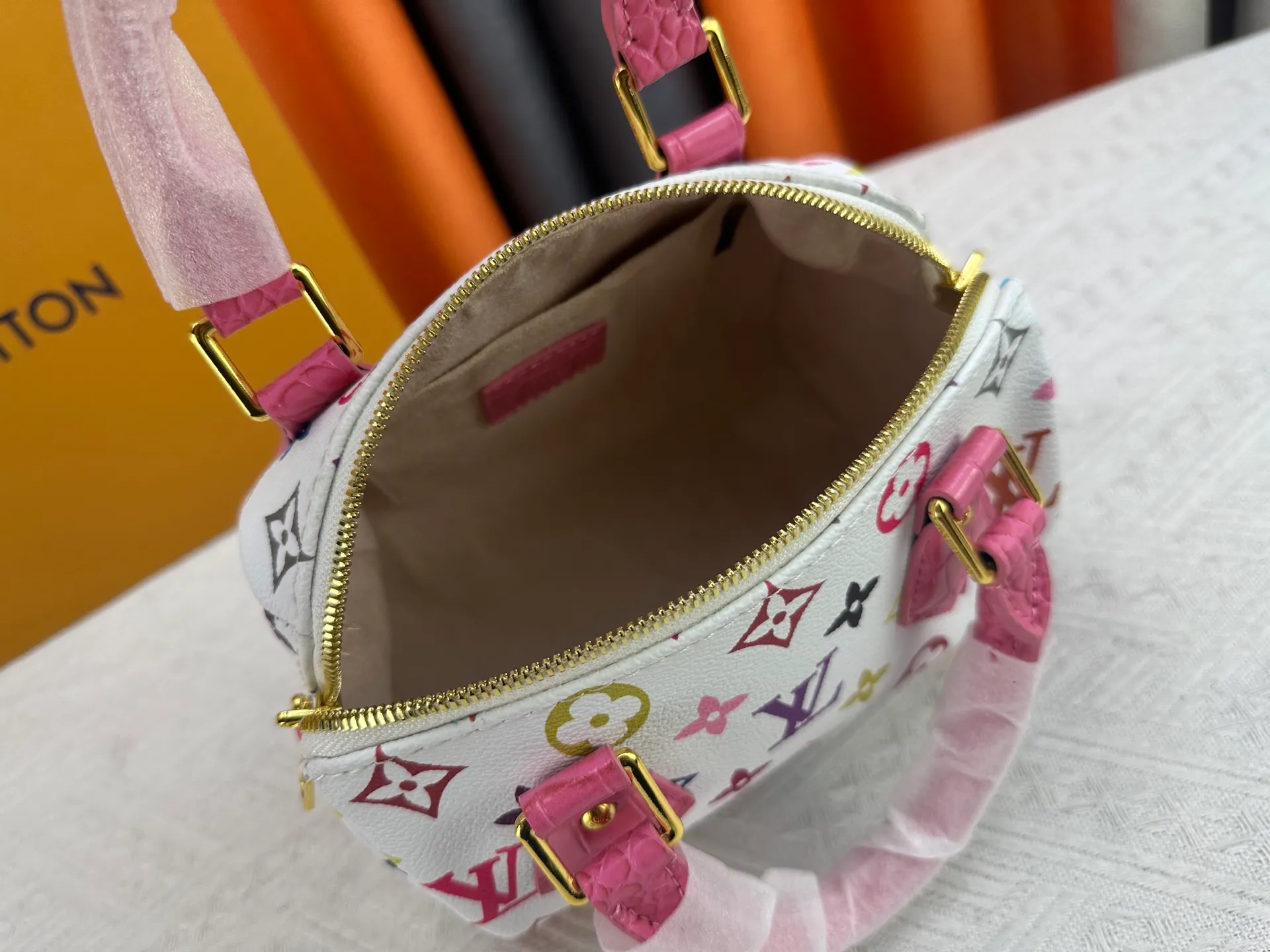 P260 Upgraded original crocodile pattern M13365 M58953 M46234 M46222 Speedy Bandoulière 20 handbag is made of soft coated canvas, and the full-length Monogram pattern is traced in colorful rainbow tones, highlighting the smart style of the Louis Vuitton x Murakami reissue series. The Toron handle and detachable shoulder strap are constructed of cow leather, the metal corners recall classic luggage elements, and the bow-shaped key bag and padlock add brand touches. Dimensions: 20.5 x 13.5 x 12.0 cm (length x height x width)