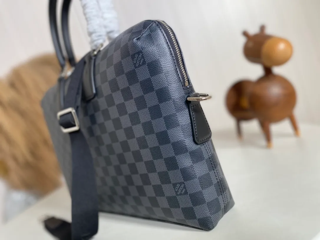 💰1100 Top Original N48224 Black Check ✨N48224 Porte-Documents Jour is made of Damier Ebene canvas material, which is more simple and casual than the Porte-Documents Voyage model. Plus it can easily fit a 15-inch laptop. Original imported leather, vacuum electroplated hardware. Size: 37x 28x 7cm.