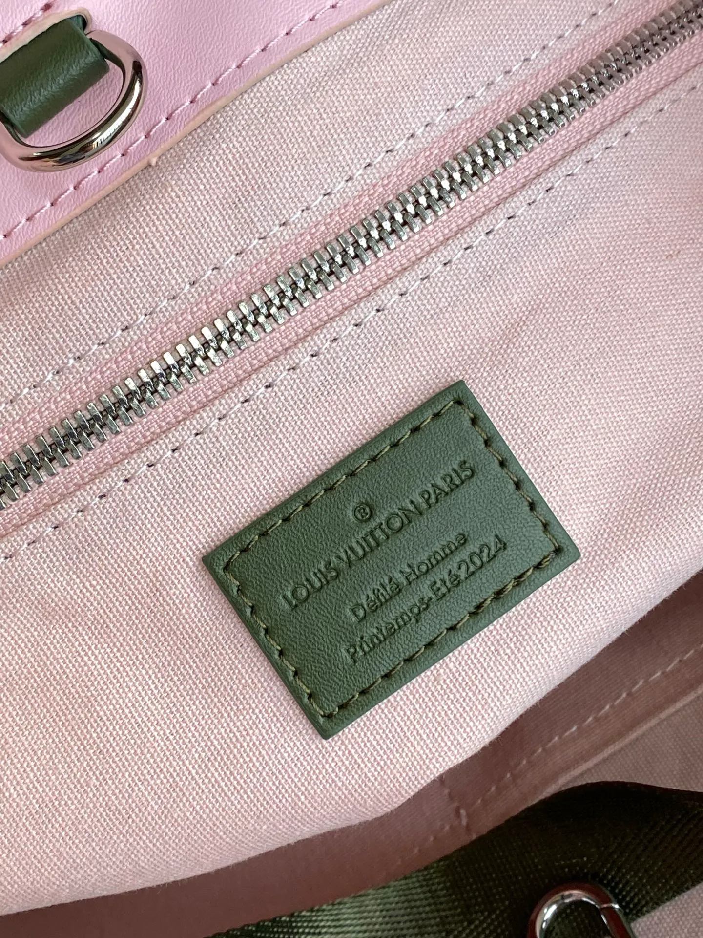 💰1100 (first layer of leather) top original order dynamic 163 M24457 orange M13979 black M15273 pink M26082 military green M13982 green top original order This Shopper medium handbag draws inspiration from Louis Vuitton shopping bags, with the words Louis Vuitton and Maison Fondée En 1854 written on soft cow leather, with a top handle and a detachable shoulder strap. 40.0 x 32.0 x 16.0 cm (L x H x W) • Cow leather • Cow leather trim • Textile lining • Metal hardware • Musketon closure • Main compartment • Zip pocket • Double patch pockets • Handles: Double handle