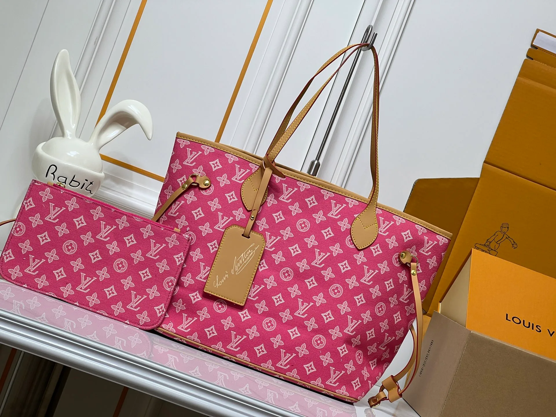 Batch 280💰M45685 M40995 M27521💋💋Louis Vuitton’s new Neverfull is a new interpretation of the classic handbag and explore the exquisite details inside the bag. Redesigned interior pockets feature fresh fabric linings and vintage details inspired by the Louis Vuitton archives, most notably the detachable zippered clutch, which can be used on its own as a sophisticated clutch or as an additional pocket. Bright lining tones add a more lively feel to Monogram's classic canvas. Size: 32*29*17 cm