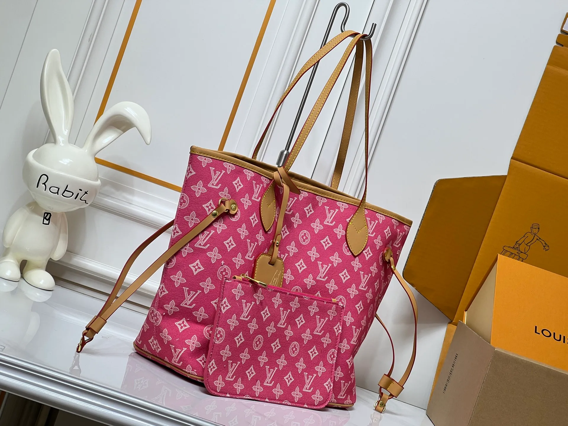 Batch 280💰M45685 M40995 M27521💋💋Louis Vuitton’s new Neverfull is a new interpretation of the classic handbag and explore the exquisite details inside the bag. Redesigned interior pockets feature fresh fabric linings and vintage details inspired by the Louis Vuitton archives, most notably the detachable zippered clutch, which can be used on its own as a sophisticated clutch or as an additional pocket. Bright lining tones add a more lively feel to Monogram's classic canvas. Size: 32*29*17 cm