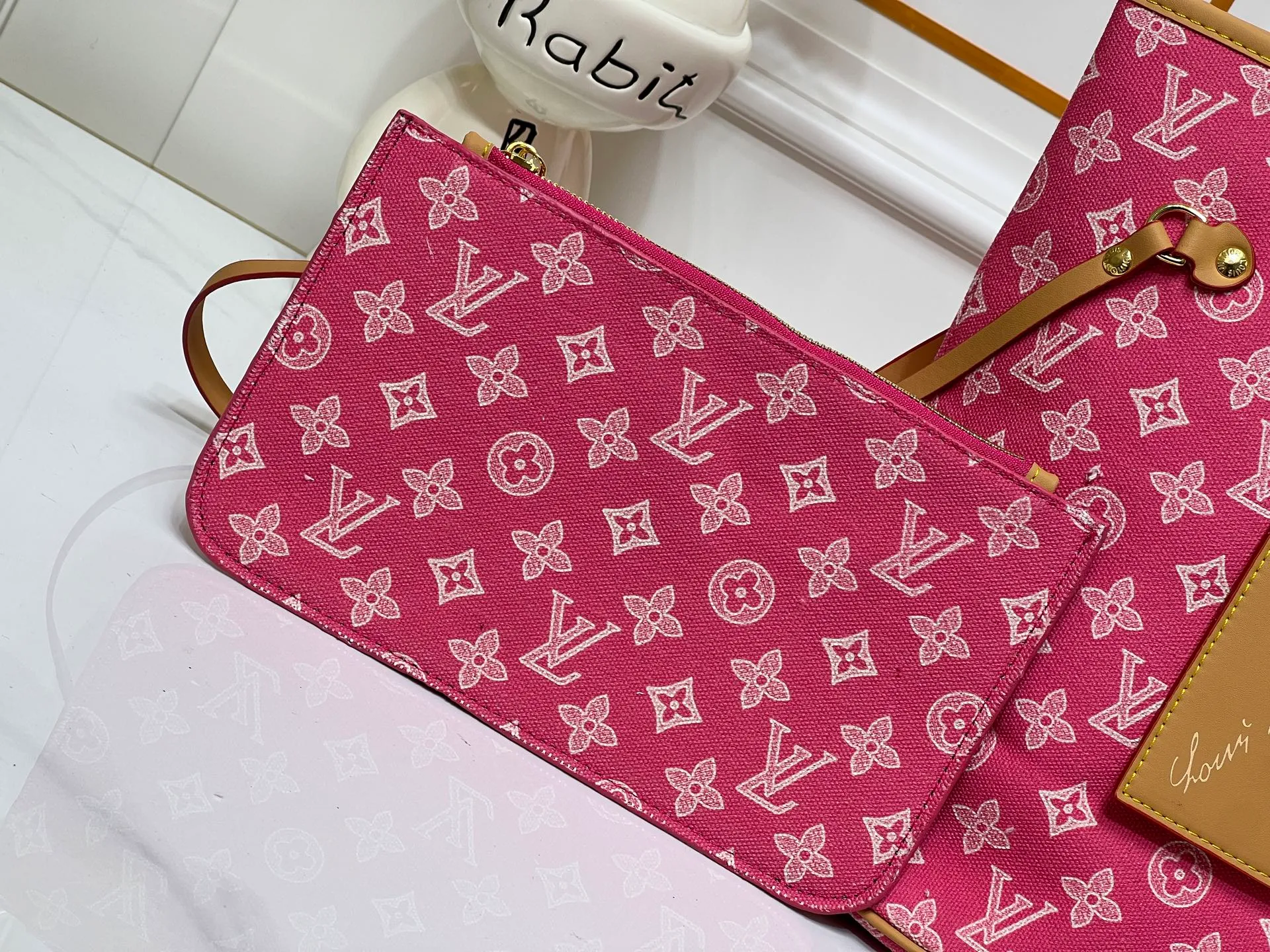 Batch 280💰M45685 M40995 M27521💋💋Louis Vuitton’s new Neverfull is a new interpretation of the classic handbag and explore the exquisite details inside the bag. Redesigned interior pockets feature fresh fabric linings and vintage details inspired by the Louis Vuitton archives, most notably the detachable zippered clutch, which can be used on its own as a sophisticated clutch or as an additional pocket. Bright lining tones add a more lively feel to Monogram's classic canvas. Size: 32*29*17 cm