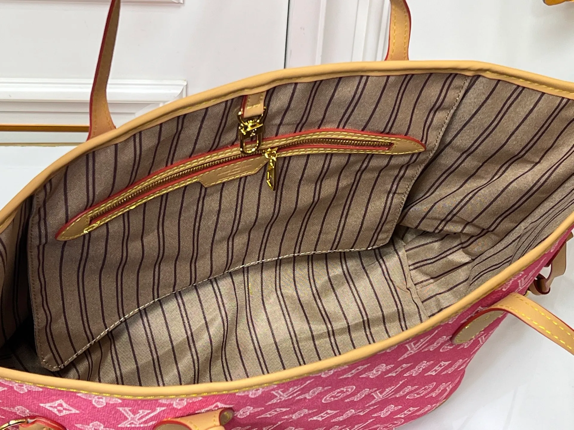 Batch 280💰M45685 M40995 M27521💋💋Louis Vuitton’s new Neverfull is a new interpretation of the classic handbag and explore the exquisite details inside the bag. Redesigned interior pockets feature fresh fabric linings and vintage details inspired by the Louis Vuitton archives, most notably the detachable zippered clutch, which can be used on its own as a sophisticated clutch or as an additional pocket. Bright lining tones add a more lively feel to Monogram's classic canvas. Size: 32*29*17 cm