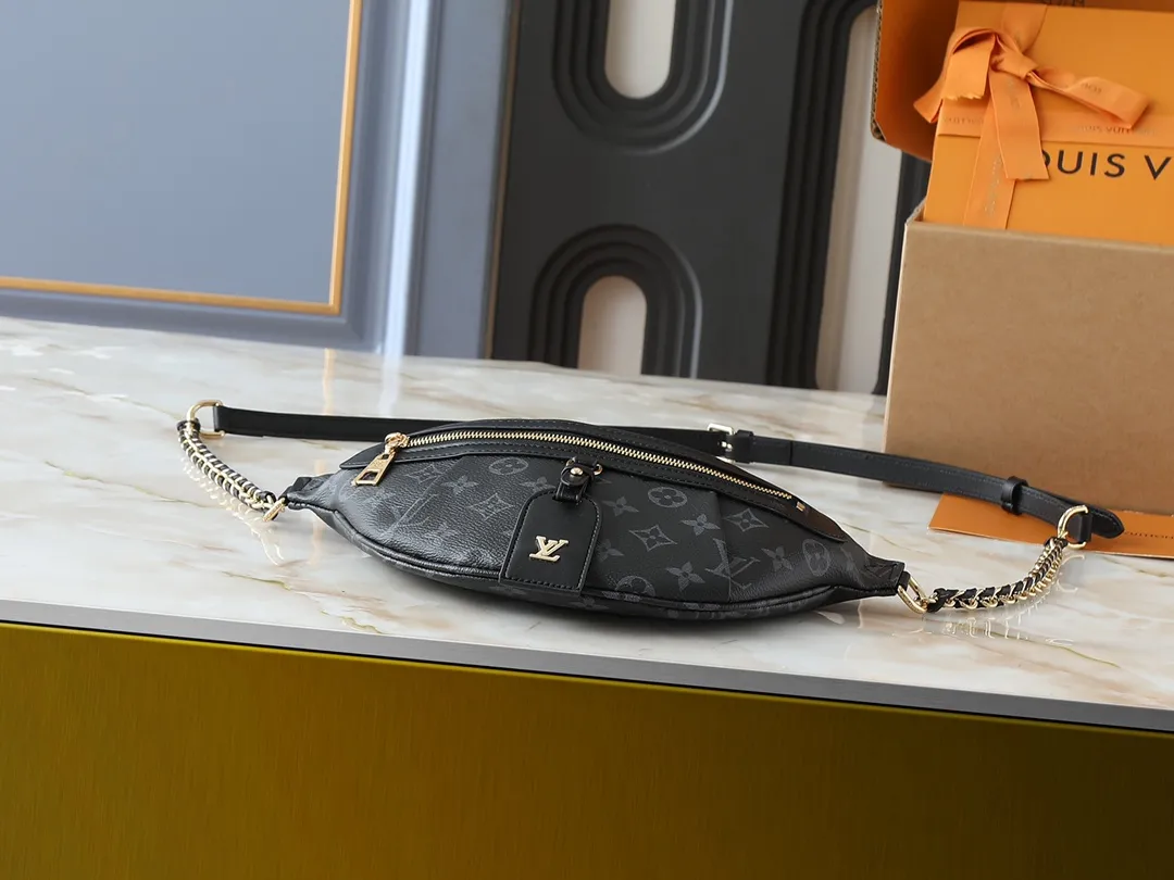 💰240💰Upgraded original version M14353 M46784 M43644 This unique High Rise waist bag is reinterpreted in iconic Monogram Empreinte leather this season. Just like the original design, this PM style has a practical design with adjustable length straps and is large enough to hold everyday essentials. The belt bag is embellished with gold-tone hardware and has a detachable decorative luggage tag that pays homage to the brand's trunk-making heritage and can be worn cross-body or as a belt. Dimensions: 31 x 15 x 6 cm