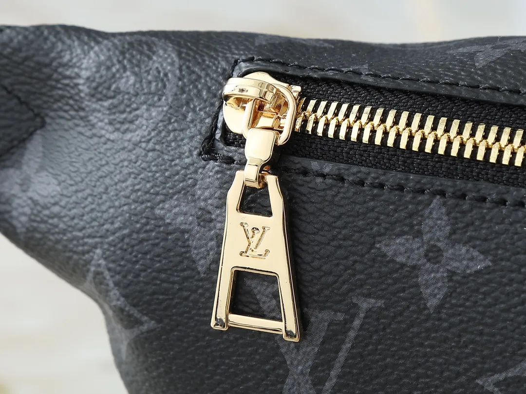 💰240💰Upgraded original version M14353 M46784 M43644 This unique High Rise waist bag is reinterpreted in iconic Monogram Empreinte leather this season. Just like the original design, this PM style has a practical design with adjustable length straps and is large enough to hold everyday essentials. The belt bag is embellished with gold-tone hardware and has a detachable decorative luggage tag that pays homage to the brand's trunk-making heritage and can be worn cross-body or as a belt. Dimensions: 31 x 15 x 6 cm