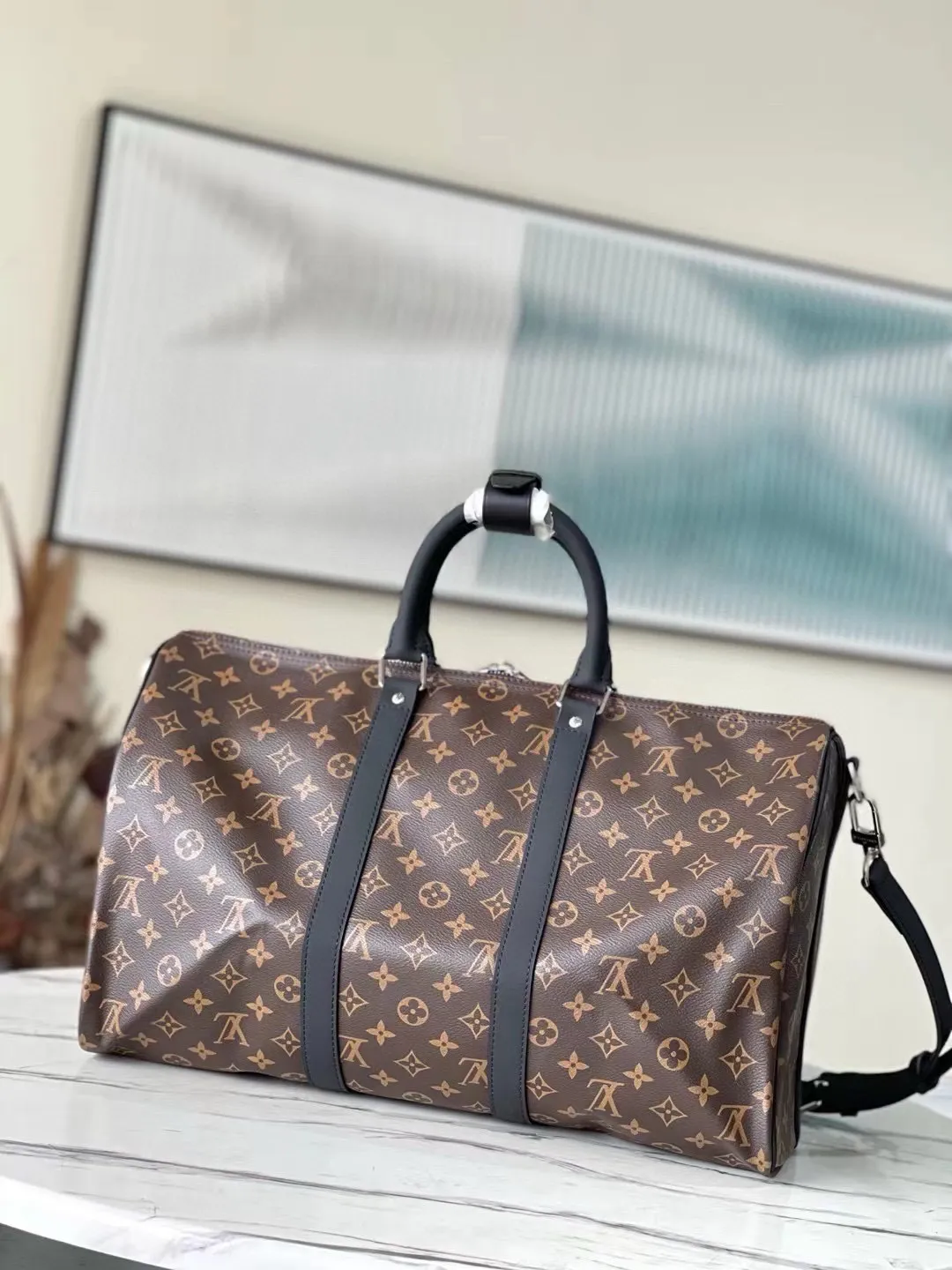 💰960 (45 size) top original order M56711 presbyopic black leather, spacious capacity, flexible use. Durable, safe and reliable. Fashionable style, mature and stable. Features a secure double zipper and padlock, making it perfect for business or pleasure. Dimensions: 45 × 27 × 20 cm. 68%