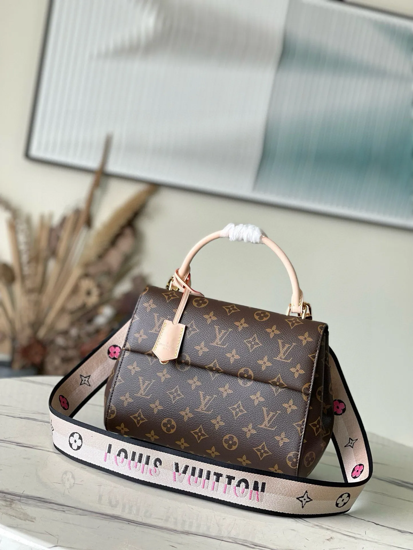 💰900 Top Original Order M46372 Presbyopic Medium CLUNY Handbag This Cluny handbag is made of Monogram canvas, with the iconic Toron handle and leather key bag, aiming to win the favor of brand lovers. The branded fabric shoulder strap can be removed for more ways to carry it. Js size: 28×20×10cm