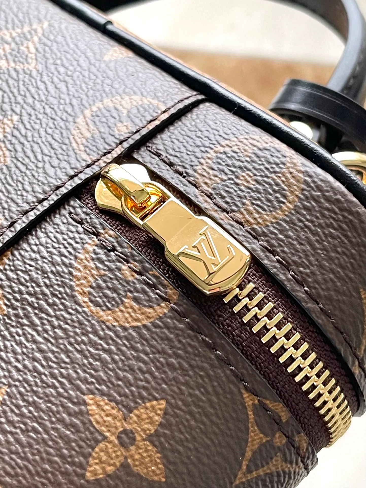 💰760 (steel hardware) top original order M47125 Vanity Chain Pouch handbag is inspired by the classic cosmetic case. Interpret the spirit of travel with Monogram canvas. The top handle and detachable braided chain are infused with leather elements, complementing the clean lines of the bag. The V-patterned padlock and leather key bag continue the iconic details. Dimensions: 19 × 11.2 × 6.5 cm