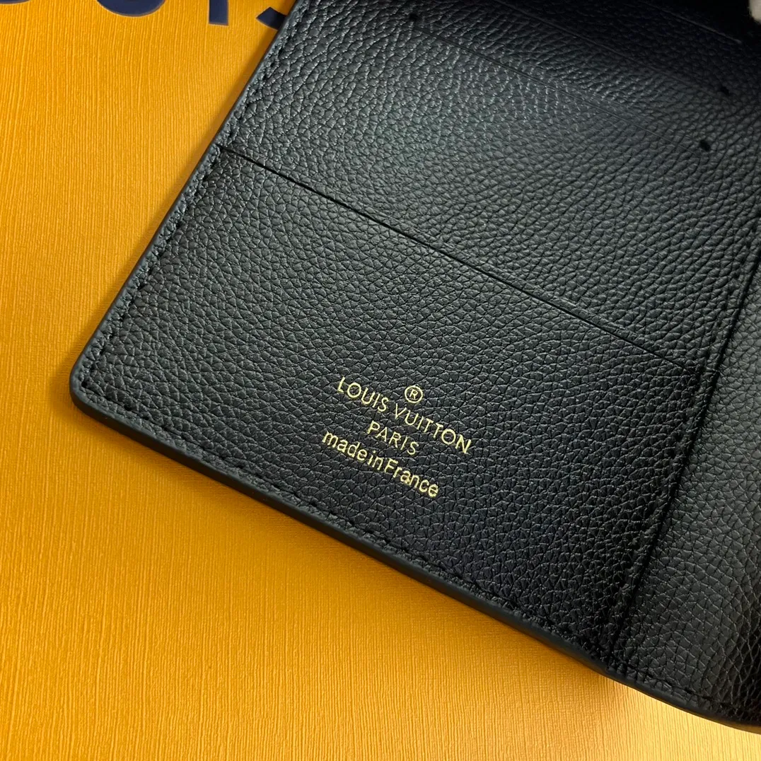 💰100 💎Upgraded original version🇫🇷 Exclusive real shot# Passport bag 💎 This Monogram canvas travel document holder can not only hold the passport, but also can hold three credit cards or business cards. Model: M60181 diamond pattern embossed Size: 10x 14 cm (length x height)