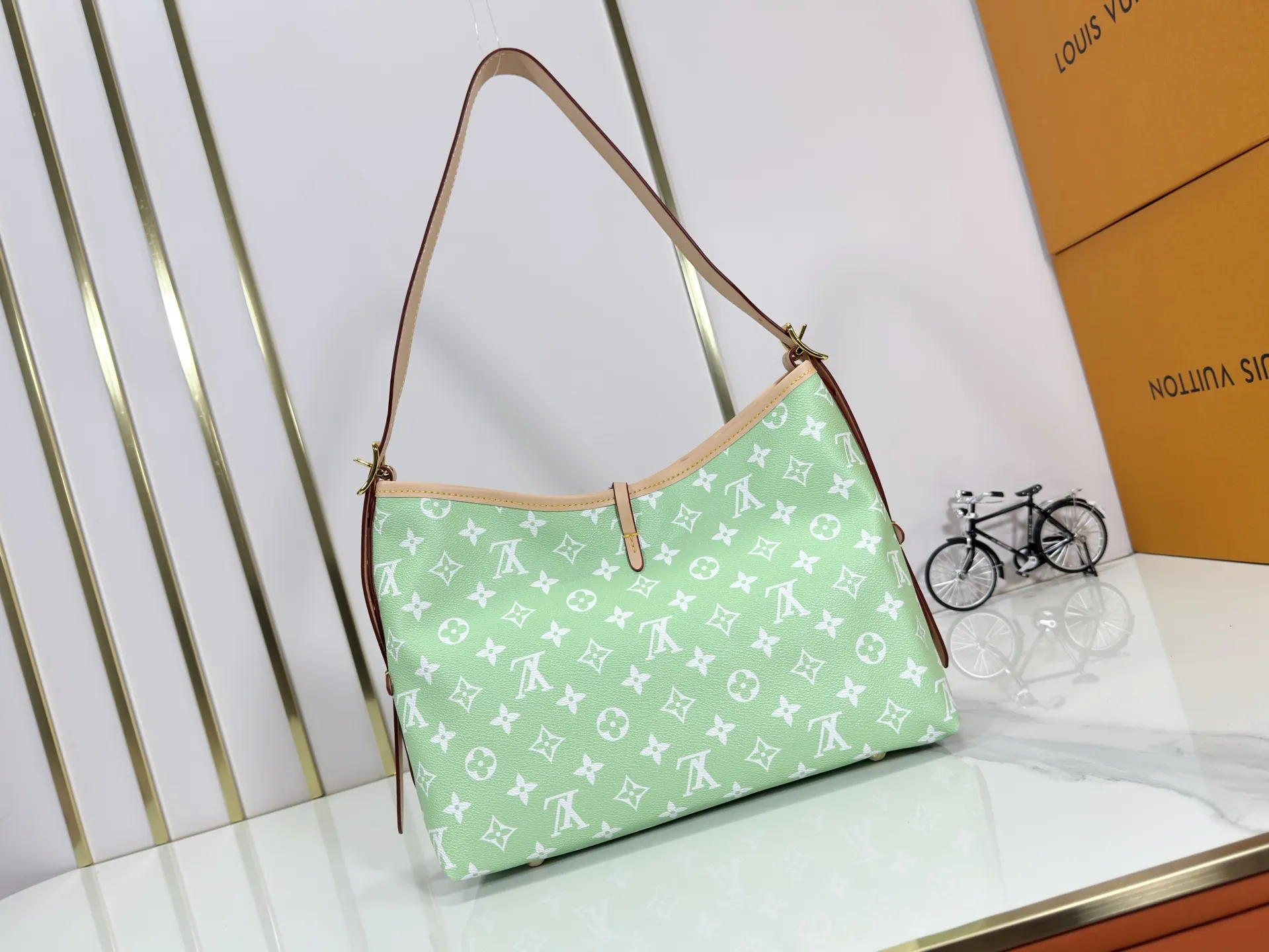 P280 upgraded original M24861 M25143 M46203 M46197 Colorful, legendary CarryAll medium handbag, with Monogram canvas and leather trimming to create a body-fitting design. There's a zipped pocket inside the ample space, and a detachable zipped clutch adds a functional element, with a buckle-adjustable handle. Small size: 29 x 24 x 12 cm