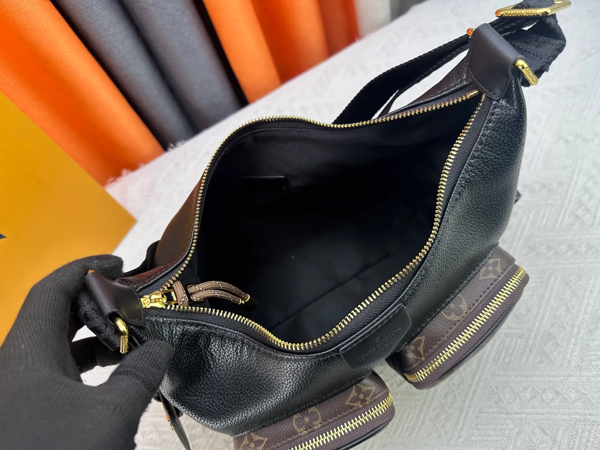 P300 upgraded original M13938 embroidered black M14778 embossed black, M12697 full pickup and its old flower bag flower material Classic canvas with wide shoulder straps, double pockets with magnetic buckles on both sides, presbyopic double pocket fabric with adjustable wide shoulder straps, injecting practical functions into the avant-garde design. The single-shoulder crossbody bag has always been a favorite of LV khaki with presbyopic classic vintage enthusiasts. It looks good on both men and women. Dimensions: length, height and width 30×31×10.8