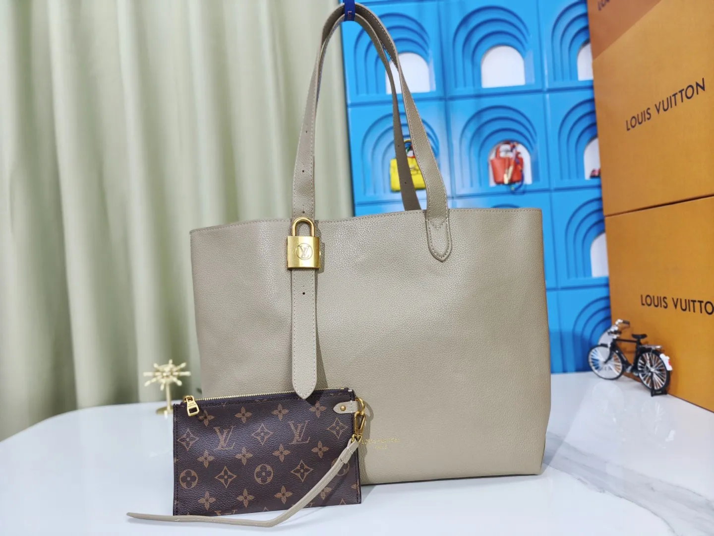 P280💰 Upgraded from the original M25341 M25342 M25343 This medium-sized Low Key Cabas handbag is wrapped in soft grained cow leather and lined with suede leather, creating a luxurious style with ingenuity. The brand's iconic padlock demonstrates an eclectic mix of elegant aesthetics and security features. The adjustable handle enables you to switch between hand-held and long- or short-shoulder carry. Dimensions: 47.0 x 30.0 x 14.0 cm