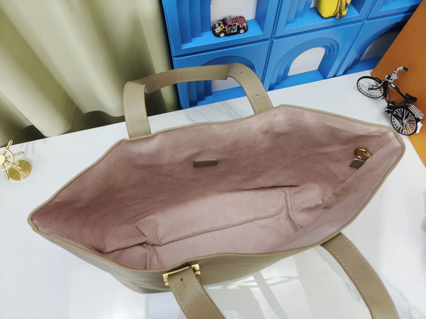 P280💰 Upgraded from the original M25341 M25342 M25343 This medium-sized Low Key Cabas handbag is wrapped in soft grained cow leather and lined with suede leather, creating a luxurious style with ingenuity. The brand's iconic padlock demonstrates an eclectic mix of elegant aesthetics and security features. The adjustable handle enables you to switch between hand-held and long- or short-shoulder carry. Dimensions: 47.0 x 30.0 x 14.0 cm