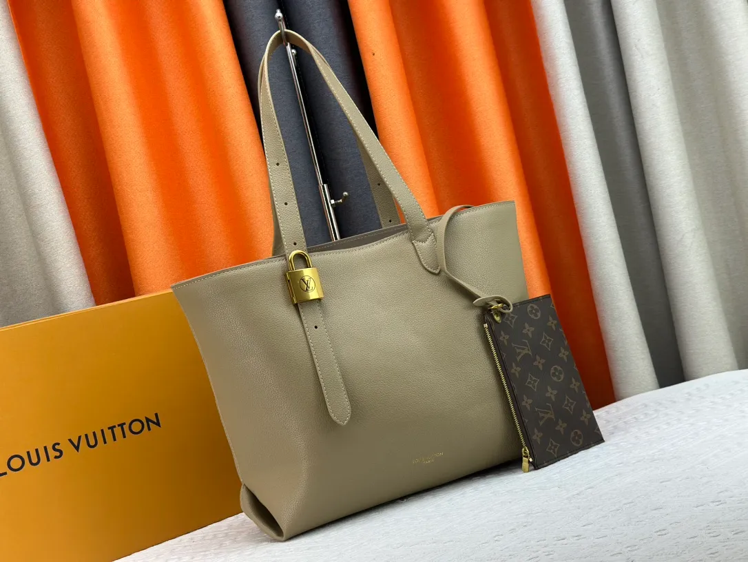 P260 Upgraded original M25341 M25342 M25343 This medium-sized Low Key Cabas handbag is made of soft grained cow leather and suede leather lining, creating a luxurious style. The brand's iconic padlock demonstrates an eclectic mix of elegant aesthetics and security features. The adjustable handle enables you to switch between hand-held and long- or short-shoulder carry. Dimensions: 47.0 x 30.0 x 14.0 cm