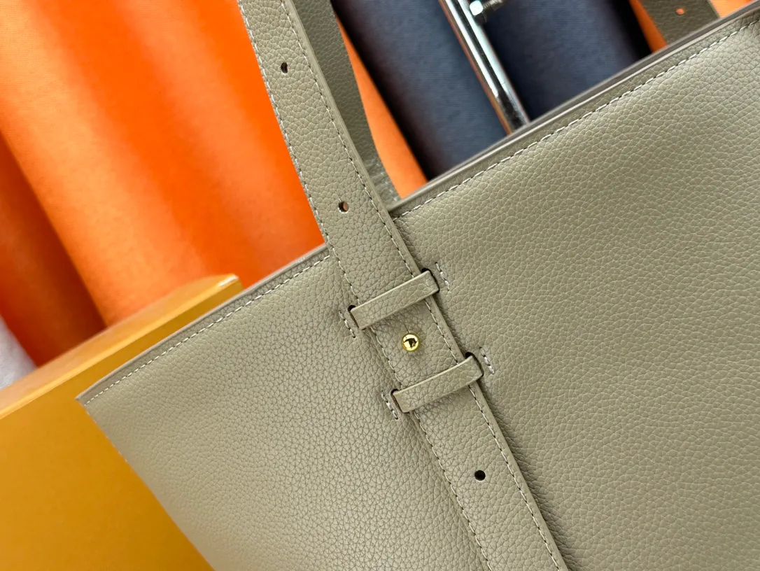 P260 Upgraded original M25341 M25342 M25343 This medium-sized Low Key Cabas handbag is made of soft grained cow leather and suede leather lining, creating a luxurious style. The brand's iconic padlock demonstrates an eclectic mix of elegant aesthetics and security features. The adjustable handle enables you to switch between hand-held and long- or short-shoulder carry. Dimensions: 47.0 x 30.0 x 14.0 cm