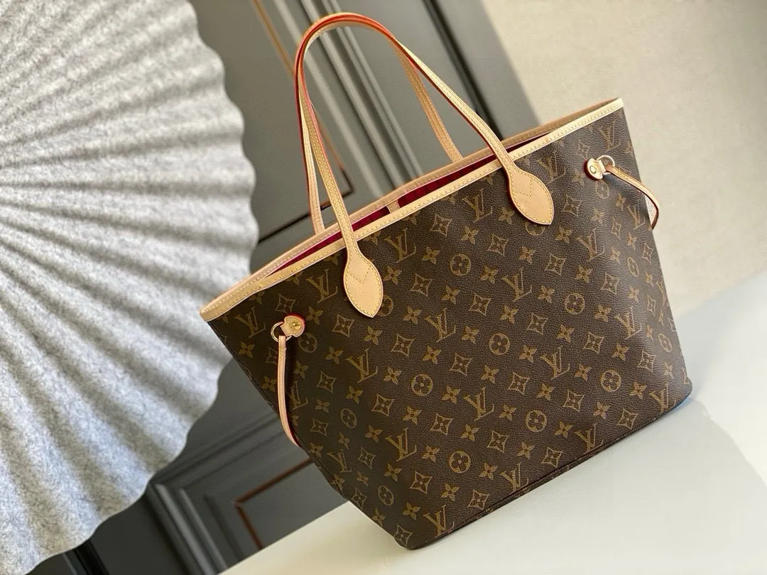 💰760 (medium steel nails) top original order M41178 NEVERFULL medium handbag Neverfull classic handbag, explore the exquisite details inside the bag. The redesigned interior pockets feature a fresh fabric lining, especially the detachable zippered clutch, which can be used alone as a sophisticated clutch or as an additional pocket. Bright lining tones add a more lively feel to Monogram's classic canvas. Detailed features 31 x 28 x 14 cm (Length x Height x Width) Redesigned interior pocket with details inspired by the Louis Vuitton archives Pocket lined with linen fabric Removable zipped clutch with tonal interior pocket Natural cowhide leather trim Shiny gold-tone hardware Handles: Double handle