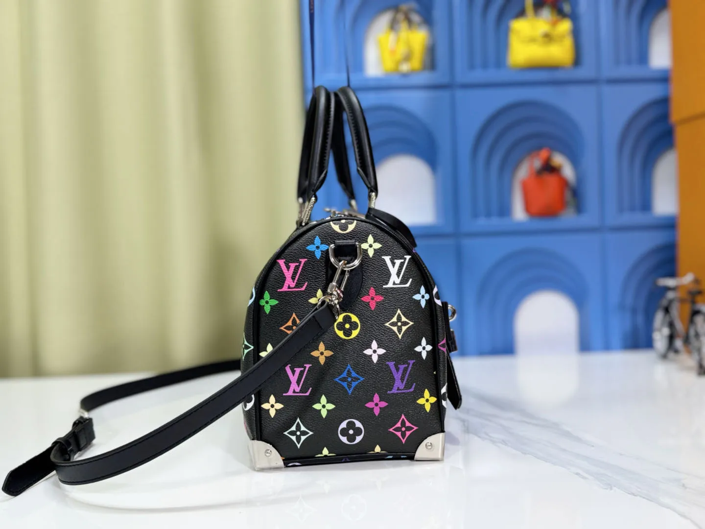 P280 Upgraded original M13805 M13257 M40390 LV Murakami Takashi co-branded NANOSPEEDY handbag This Nano Speedy handbag combines Monogram canvas and cow leather trim printing, with 33 colorful colors to interpret white, black and white tricolor. It has been launched in twelve sections and is very popular around the world and is loved by celebrities. 25.0 x 19.0 x 15.0 cm