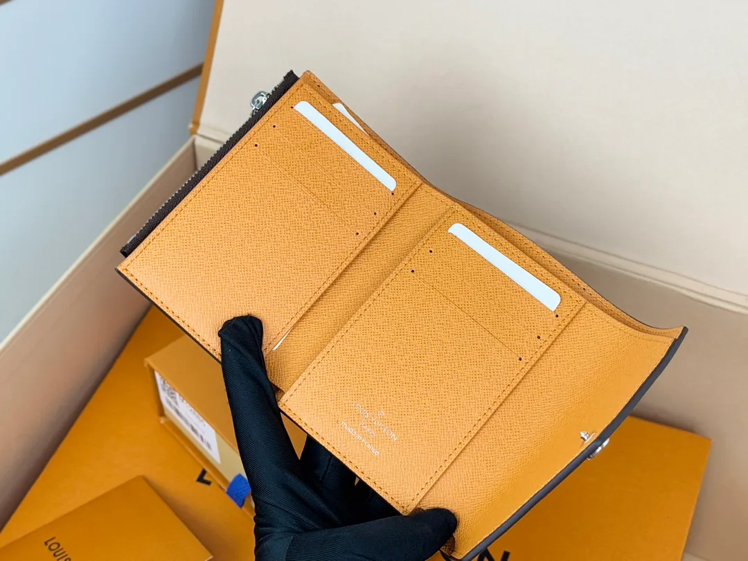 Factory Price 320 [Top Original Order] M12285 Yellow New Wallet 30% Off Bean Style M12390 Yellow, M12387 Red, M12885 Red, M12392 Rose Inspired by Louis Verton's archives, "Portouille Victorine" has been updated with new colors unique to this season. Featuring a silver shutter button on a signature monolithic canvas, it's the ideal statement item for organizing and storing valuables. Dimensions: 12 x 9.5 x 2.5 cm.