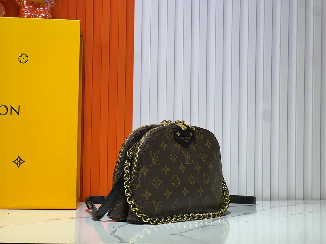 Batch 260💰M12996 LV Half Crescent Double Zipper Handbag A brand new silhouette double zipper handbag, the half crescent double zipper design is not only practical and convenient, but also an excellent choice for fashion matching. In addition, the latest item, Sim Trunk, perfectly combines sturdiness with pin details, demonstrating Louis Vuitton’s ultimate pursuit of craftsmanship. Silver zippers and exquisite chains add a touch of luxury and sophistication to the entire series. Whether you're going out on a daily basis or attending a party, these accessories can be the finishing touch to your outfit. Come and explore this Louis Vuitton 2025 collection full of surprises! Let every detail show your unique taste and personality! Size 22.14