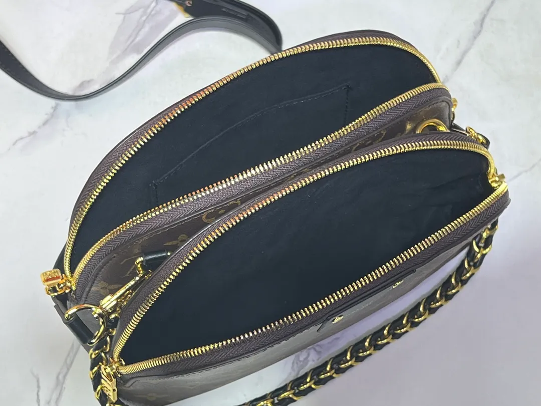 Batch 260💰M12996 LV Half Crescent Double Zipper Handbag A brand new silhouette double zipper handbag, the half crescent double zipper design is not only practical and convenient, but also an excellent choice for fashion matching. In addition, the latest item, Sim Trunk, perfectly combines sturdiness with pin details, demonstrating Louis Vuitton’s ultimate pursuit of craftsmanship. Silver zippers and exquisite chains add a touch of luxury and sophistication to the entire series. Whether you're going out on a daily basis or attending a party, these accessories can be the finishing touch to your outfit. Come and explore this Louis Vuitton 2025 collection full of surprises! Let every detail show your unique taste and personality! Size 22.14