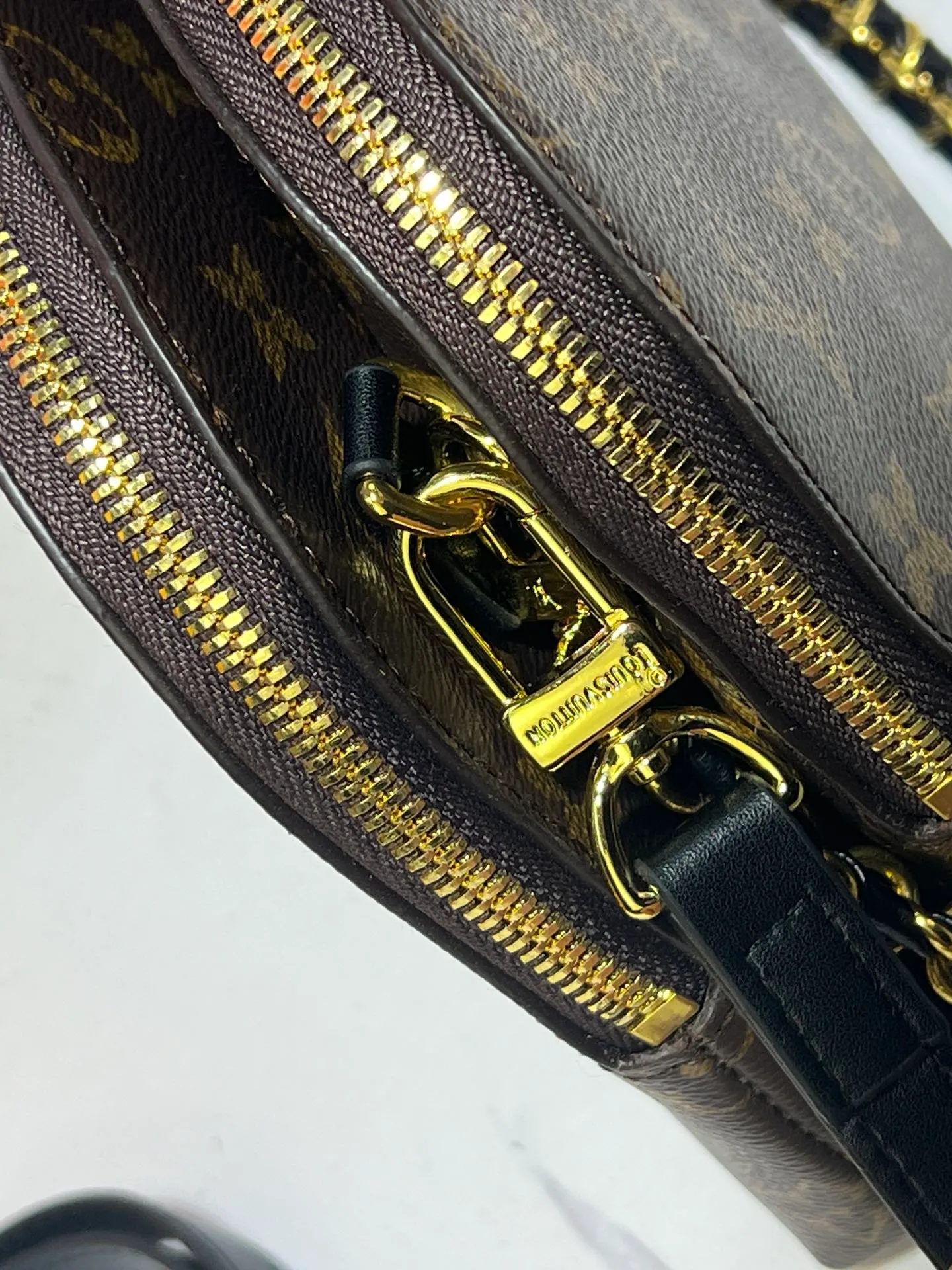 Batch 260💰M12996 LV Half Crescent Double Zipper Handbag A brand new silhouette double zipper handbag, the half crescent double zipper design is not only practical and convenient, but also an excellent choice for fashion matching. In addition, the latest item, Sim Trunk, perfectly combines sturdiness with pin details, demonstrating Louis Vuitton’s ultimate pursuit of craftsmanship. Silver zippers and exquisite chains add a touch of luxury and sophistication to the entire series. Whether you're going out on a daily basis or attending a party, these accessories can be the finishing touch to your outfit. Come and explore this Louis Vuitton 2025 collection full of surprises! Let every detail show your unique taste and personality! Size 22.14