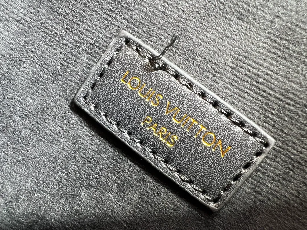 Batch 260💰M12996 LV Half Crescent Double Zipper Handbag A brand new silhouette double zipper handbag, the half crescent double zipper design is not only practical and convenient, but also an excellent choice for fashion matching. In addition, the latest item, Sim Trunk, perfectly combines sturdiness with pin details, demonstrating Louis Vuitton’s ultimate pursuit of craftsmanship. Silver zippers and exquisite chains add a touch of luxury and sophistication to the entire series. Whether you're going out on a daily basis or attending a party, these accessories can be the finishing touch to your outfit. Come and explore this Louis Vuitton 2025 collection full of surprises! Let every detail show your unique taste and personality! Size 22.14
