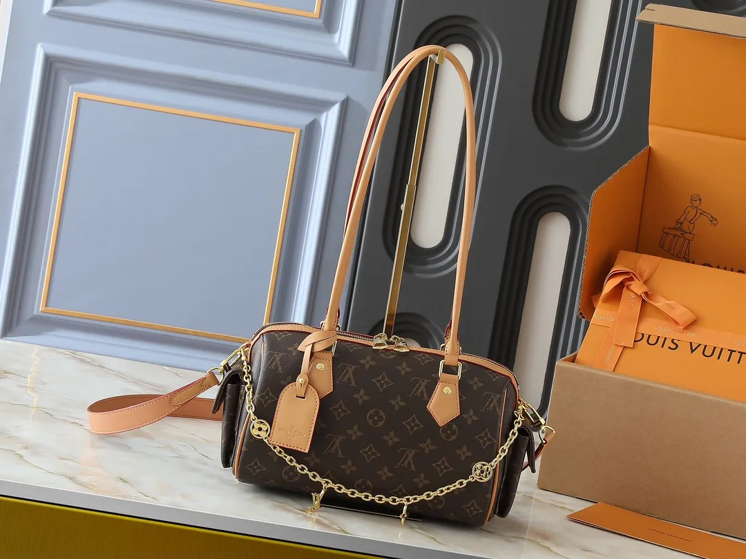 💰300💰Upgraded from the original M12934 M12965. This Speedy Cargo handbag is from the LV Vibe series, renewing the classic design of the 1930s with avant-garde touches. The glossy sheepskin body is embellished with a Monogram address plate, paying tribute to the brand's long trunk-making heritage. Plenty of space to easily store your daily needs, and the detachable leather shoulder strap allows for a variety of carrying methods. Dimensions: 28 x 17 x 12 cm (LxHxW)