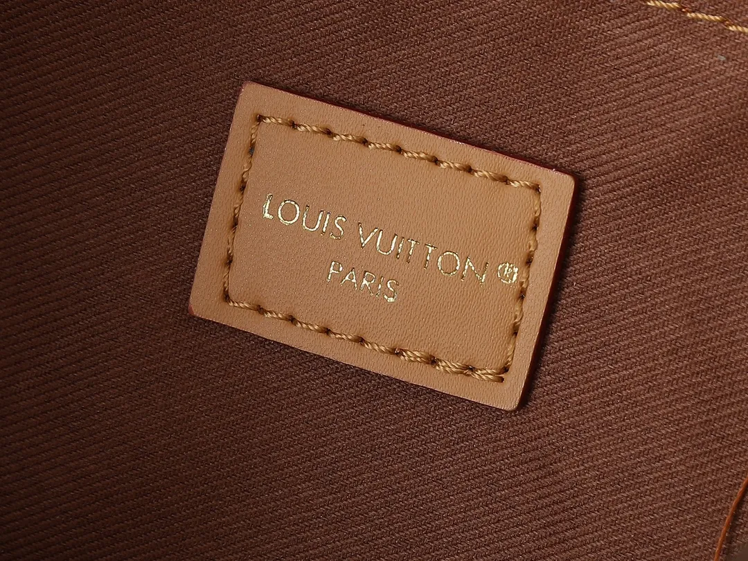 💰300💰Upgraded from the original M12934 M12965. This Speedy Cargo handbag is from the LV Vibe series, renewing the classic design of the 1930s with avant-garde touches. The glossy sheepskin body is embellished with a Monogram address plate, paying tribute to the brand's long trunk-making heritage. Plenty of space to easily store your daily needs, and the detachable leather shoulder strap allows for a variety of carrying methods. Dimensions: 28 x 17 x 12 cm (LxHxW)