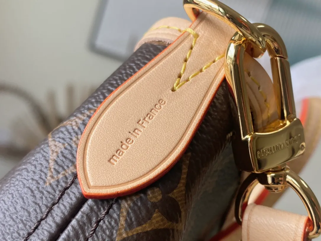 💰880 Top Original Order M46705 Presbyopia This Neverfull BB handbag combines classic design with iconic details. Made from Damier Ebene canvas, lined with colorful fabric and trimmed with cowhide leather, it's roomy without being bulky. Tighten the sides for a trendy look, and stretch them for a casual look. Features a slim, comfortable handle for shoulder or elbow carry. Detachable bag can be used as a clutch or pocket. Detailed features: 24x14x9cm (length x height x width)