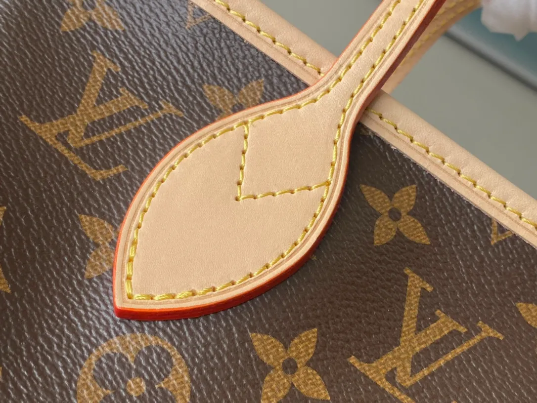 💰880 Top Original Order M46705 Presbyopia This Neverfull BB handbag combines classic design with iconic details. Made from Damier Ebene canvas, lined with colorful fabric and trimmed with cowhide leather, it's roomy without being bulky. Tighten the sides for a trendy look, and stretch them for a casual look. Features a slim, comfortable handle for shoulder or elbow carry. Detachable bag can be used as a clutch or pocket. Detailed features: 24x14x9cm (length x height x width)