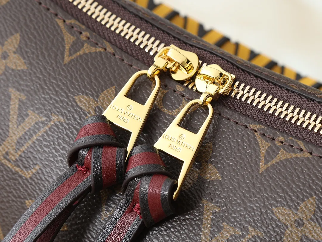 💰260💰Upgraded original version [M55090] The factory-direct Beaubourg Hobo mini handbag is made of Monogram canvas to outline solid lines, the top braided handle reveals the 2019 autumn style, and the hand-dyed edges highlight Louis Vuitton's craftsmanship. LV bag decorations convey elegant charm. Monogram coated canvas, smooth cowhide trim, microfiber lining, detachable top handle for hand or elbow carry, detachable shoulder strap for shoulder or cross-body wear, interior patch pocket, LV leather trim. size: 25*15**21 cm