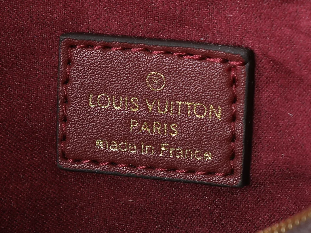 💰260💰Upgraded original version [M55090] The factory-direct Beaubourg Hobo mini handbag is made of Monogram canvas to outline solid lines, the top braided handle reveals the 2019 autumn style, and the hand-dyed edges highlight Louis Vuitton's craftsmanship. LV bag decorations convey elegant charm. Monogram coated canvas, smooth cowhide trim, microfiber lining, detachable top handle for hand or elbow carry, detachable shoulder strap for shoulder or cross-body wear, interior patch pocket, LV leather trim. size: 25*15**21 cm