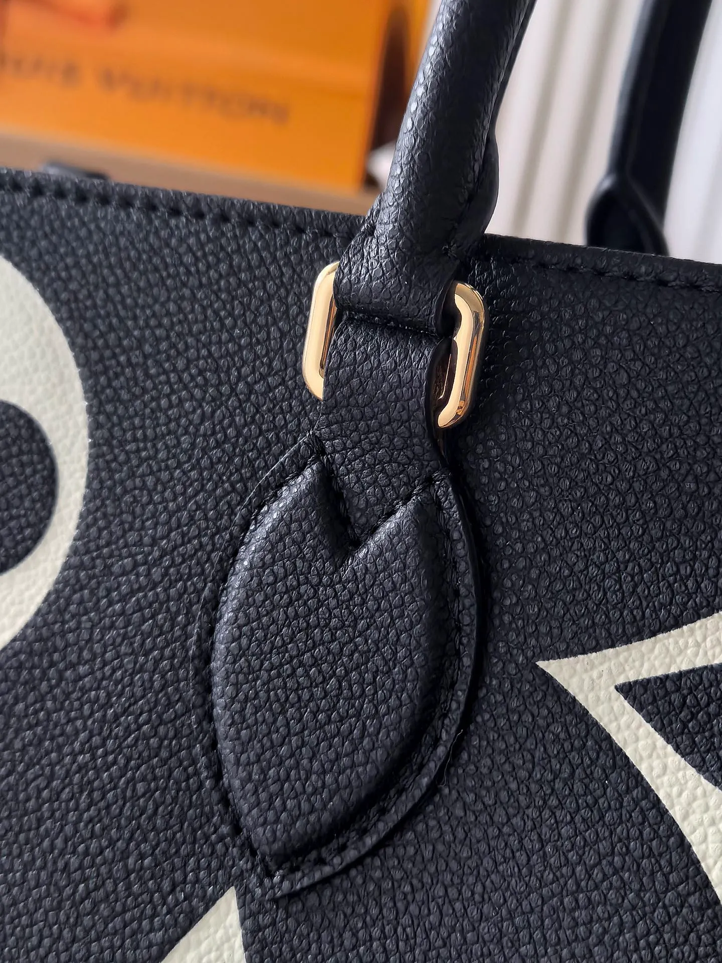 💰960💰 (Dynamic chip 163c01 top original order) M45945 M44925 This OnTheGo handbag is made of Monogram Empreinte leather embossed with large Monogram flowers and LV letters, with Toron handle and long shoulder strap, providing a variety of comfortable carrying methods for business occasions, leisure shopping or travel. Dimensions: 41.0 x 34.0 x 19.0 cm (length x height x width)