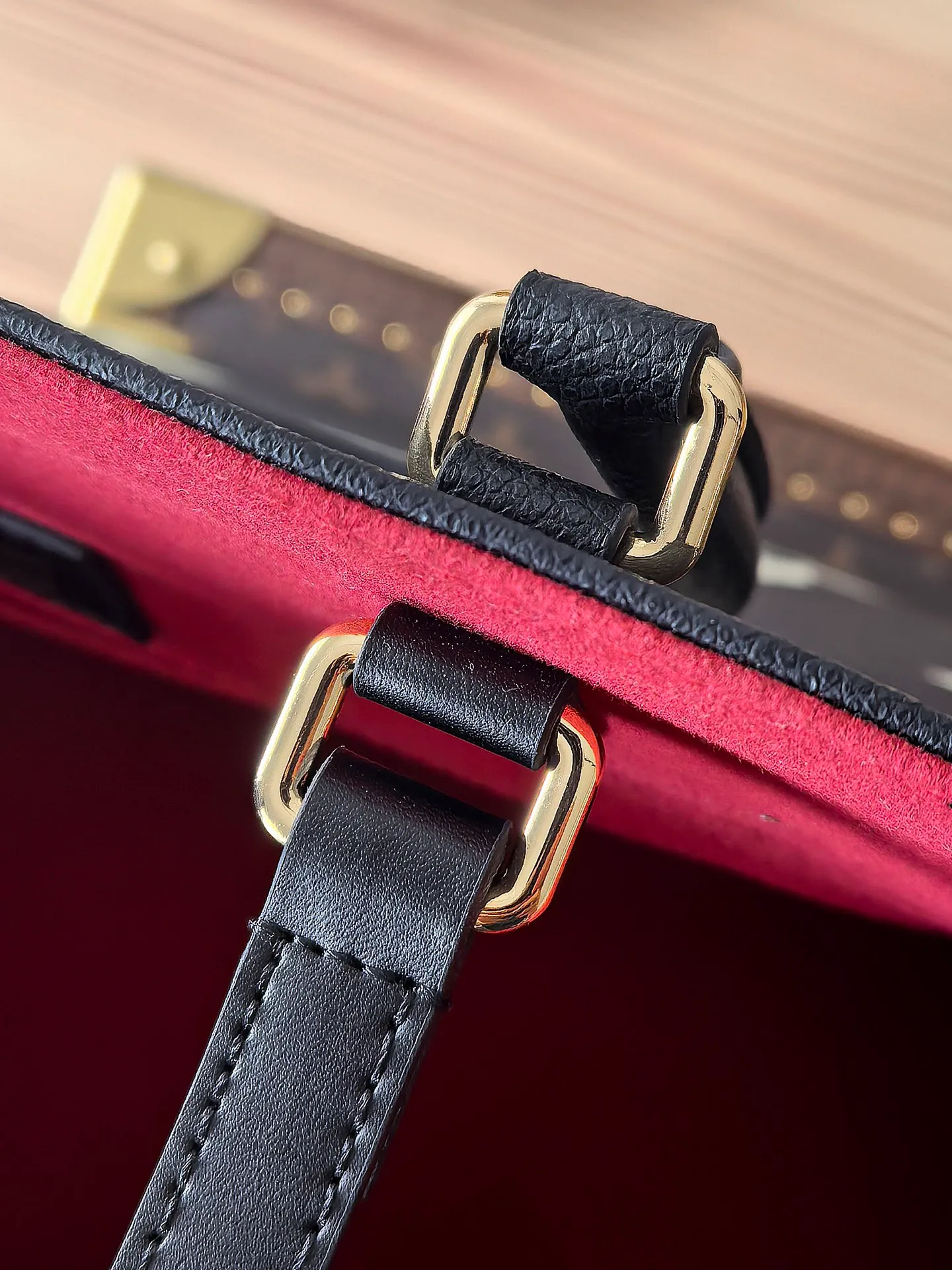 💰960💰 (Dynamic chip 163c01 top original order) M45945 M44925 This OnTheGo handbag is made of Monogram Empreinte leather embossed with large Monogram flowers and LV letters, with Toron handle and long shoulder strap, providing a variety of comfortable carrying methods for business occasions, leisure shopping or travel. Dimensions: 41.0 x 34.0 x 19.0 cm (length x height x width)
