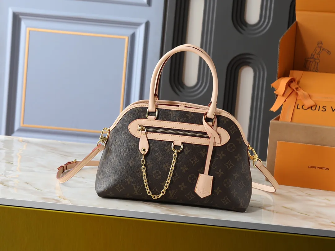 💰260💰Upgraded original M15208 M25774 This Louis Vuitton Ever More PM handbag is made of classic Monogram canvas, with light-colored cowhide trim, decorated with a metal chain and padlock design, and has both hand-held and shoulder functions. It is the brand's modern interpretation of retro bags, integrating classic elements and contemporary design, showing an elegant retro style in the 2025 retro trend. It is suitable for daily commuting, leisure and other occasions. It is a fashionable and practical item. Dimensions: 35.0 x 21.0 x 12.0 cm