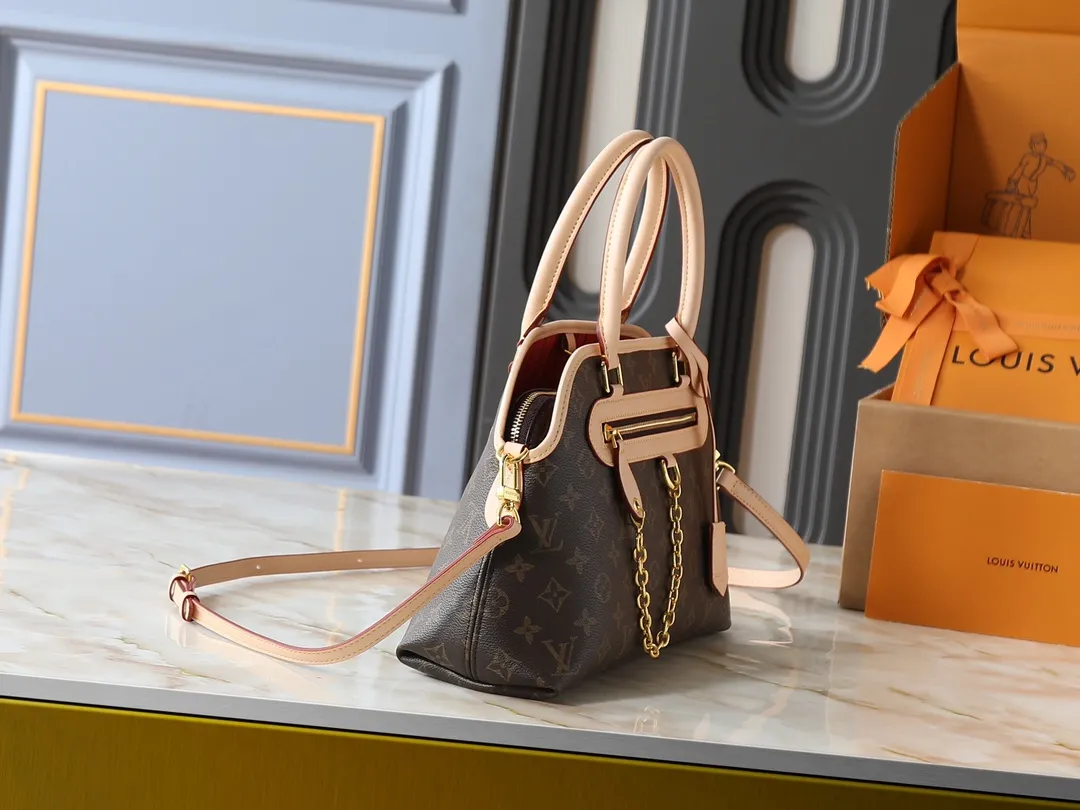 💰260💰Upgraded original M15208 M25774 This Louis Vuitton Ever More PM handbag is made of classic Monogram canvas, with light-colored cowhide trim, decorated with a metal chain and padlock design, and has both hand-held and shoulder functions. It is the brand's modern interpretation of retro bags, integrating classic elements and contemporary design, showing an elegant retro style in the 2025 retro trend. It is suitable for daily commuting, leisure and other occasions. It is a fashionable and practical item. Dimensions: 35.0 x 21.0 x 12.0 cm