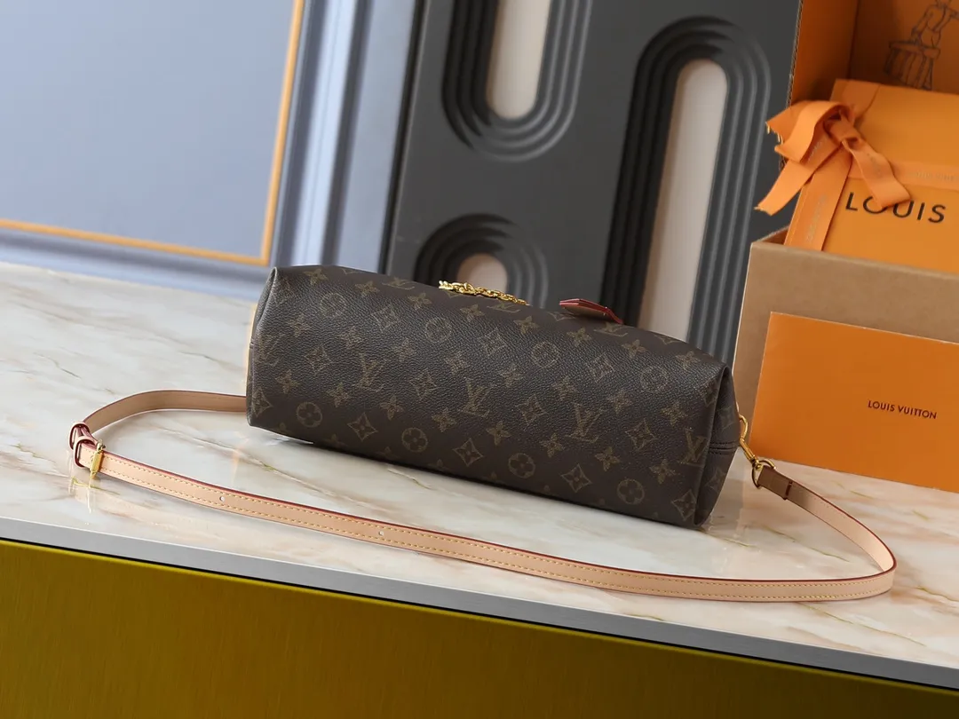 💰260💰Upgraded original M15208 M25774 This Louis Vuitton Ever More PM handbag is made of classic Monogram canvas, with light-colored cowhide trim, decorated with a metal chain and padlock design, and has both hand-held and shoulder functions. It is the brand's modern interpretation of retro bags, integrating classic elements and contemporary design, showing an elegant retro style in the 2025 retro trend. It is suitable for daily commuting, leisure and other occasions. It is a fashionable and practical item. Dimensions: 35.0 x 21.0 x 12.0 cm