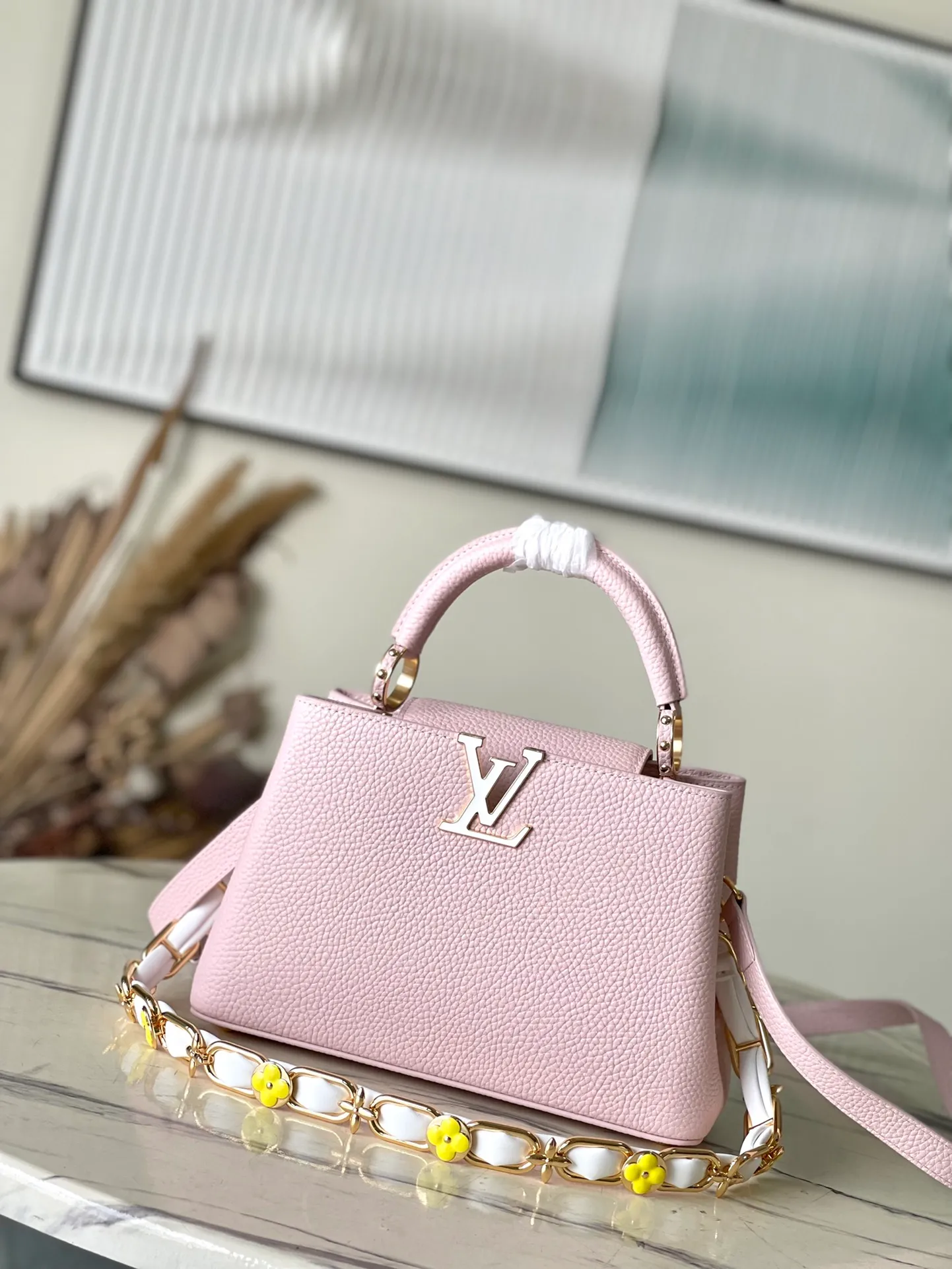 💰2400 (Special grade original leather) M23199 Pink Small This elegant Capucines small handbag combination is matched with a variety of materials and textures, made of aurilon leather, and equipped with a beautiful new version of Blossom Chain. Metal links and elegant soft cow leather are woven into a delicate chain, inlaid with Swiss enamel and veneer Monogram flowers. The colorful enamel brand logo highlights the texture of jewelry and makes the handbag even more beautiful. Dimensions: 27 × 18 × 9 cm