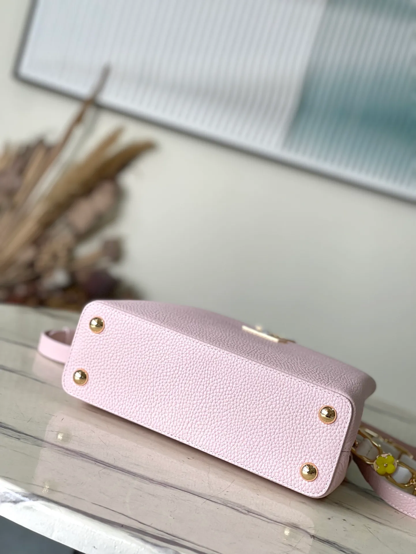 💰2400 (Special grade original leather) M23199 Pink Small This elegant Capucines small handbag combination is matched with a variety of materials and textures, made of aurilon leather, and equipped with a beautiful new version of Blossom Chain. Metal links and elegant soft cow leather are woven into a delicate chain, inlaid with Swiss enamel and veneer Monogram flowers. The colorful enamel brand logo highlights the texture of jewelry and makes the handbag even more beautiful. Dimensions: 27 × 18 × 9 cm