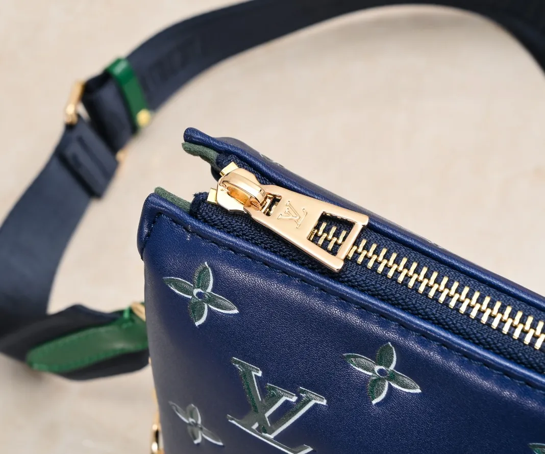 ¥340💰 Exclusive real shot-upgraded version ‼ ️ M21353 color printing 57790 This small Coussin handbag is made of Monogram embossed sheep leather, and the floral pattern is cleverly integrated into the LV letters and Monogram flowers. The chunky chain makes it easy to carry over the shoulder, and the wide adjustable fabric strap makes it easy to wear cross-body. Dimensions: 26.0 x 20.0 x 12.0 cm (length x height x width)