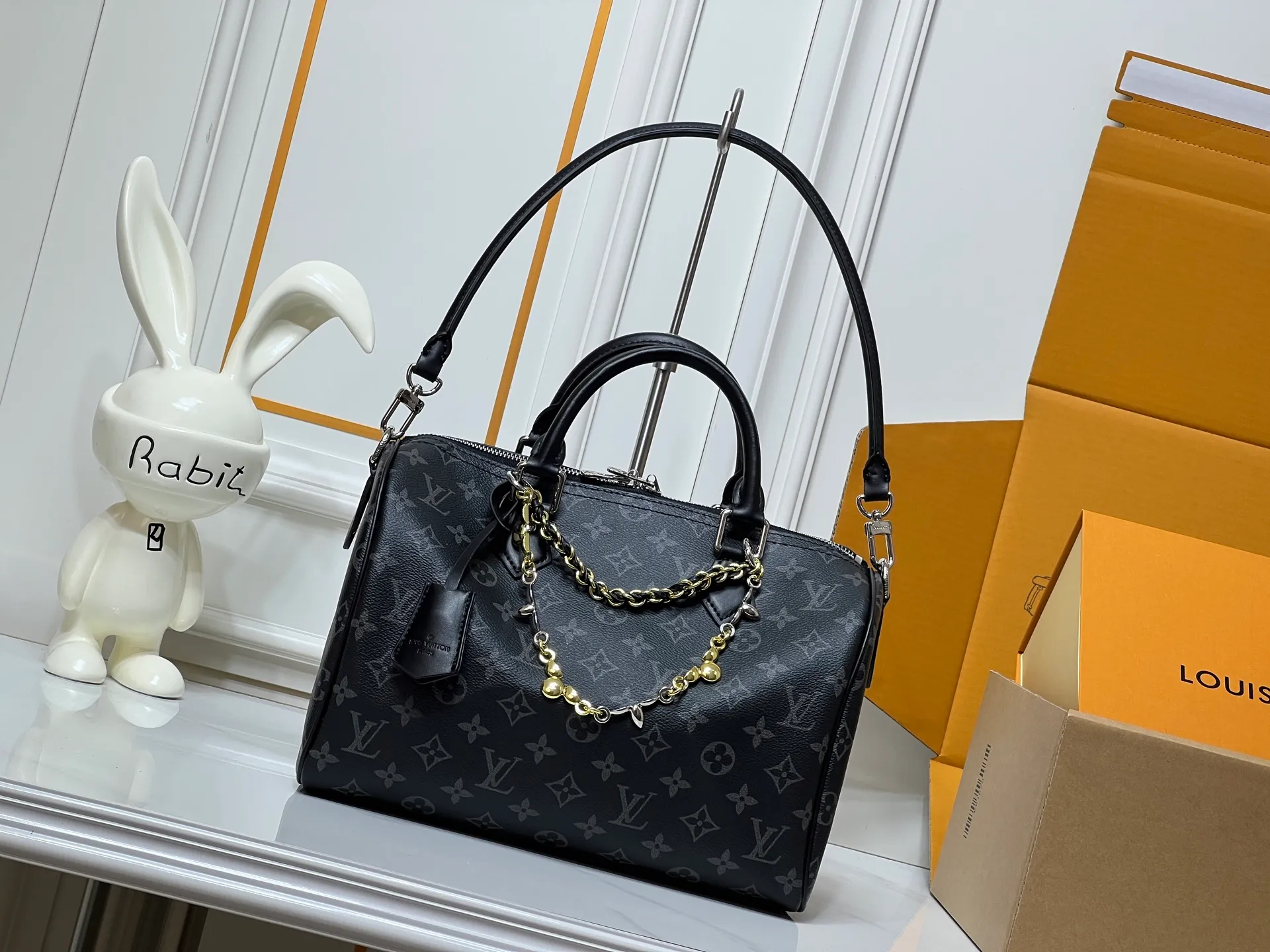 Batch 320💰M15102 black flower M15107 presbyopia M15108 dune white This Speedy Soft 30 handbag comes from the LV Ski series and uses Monogram Eclipse canvas to renew the classic design. Double chains, a pleated leather key fob and a signature padlock add to the luxe details, and it's just the right size to hold a tablet and other everyday essentials.  21 x 17 x 30 cm (H x W x L) Monogram Eclipse pattern Coated canvas Cow leather trim Grained cow leather lining Glossy and shiny hardware Double zipper closure Internal zip pocket Detachable double chain Key case Holds 9" tablet, 6.7" smartphone, headphones, Zippy wallet, keys, sunglasses and lipstick Shoulder strap: removable, non-adjustable Strap half length: 24.0 cm Handle: double handle