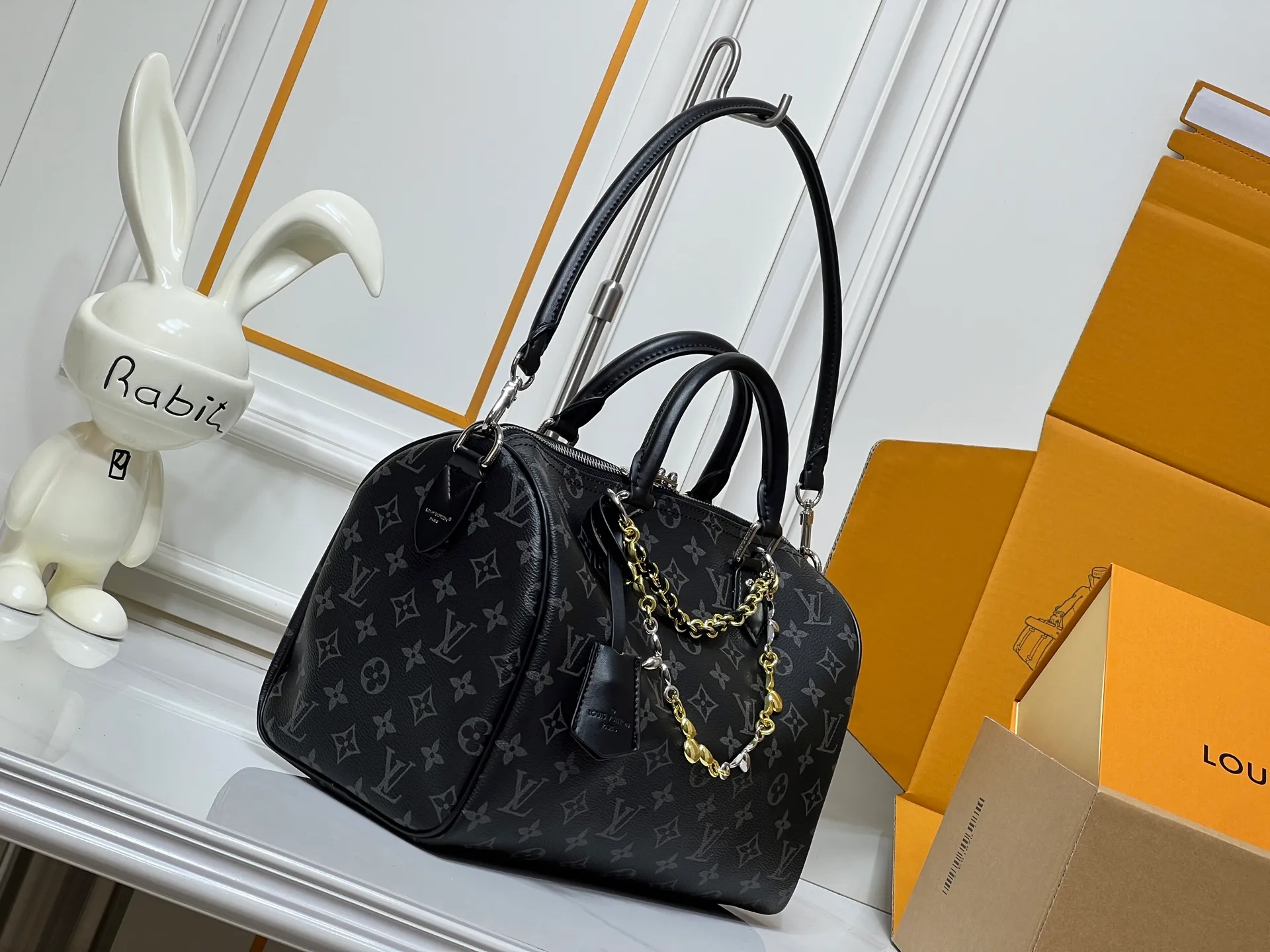 Batch 320💰M15102 black flower M15107 presbyopia M15108 dune white This Speedy Soft 30 handbag comes from the LV Ski series and uses Monogram Eclipse canvas to renew the classic design. Double chains, a pleated leather key fob and a signature padlock add to the luxe details, and it's just the right size to hold a tablet and other everyday essentials.  21 x 17 x 30 cm (H x W x L) Monogram Eclipse pattern Coated canvas Cow leather trim Grained cow leather lining Glossy and shiny hardware Double zipper closure Internal zip pocket Detachable double chain Key case Holds 9" tablet, 6.7" smartphone, headphones, Zippy wallet, keys, sunglasses and lipstick Shoulder strap: removable, non-adjustable Strap half length: 24.0 cm Handle: double handle