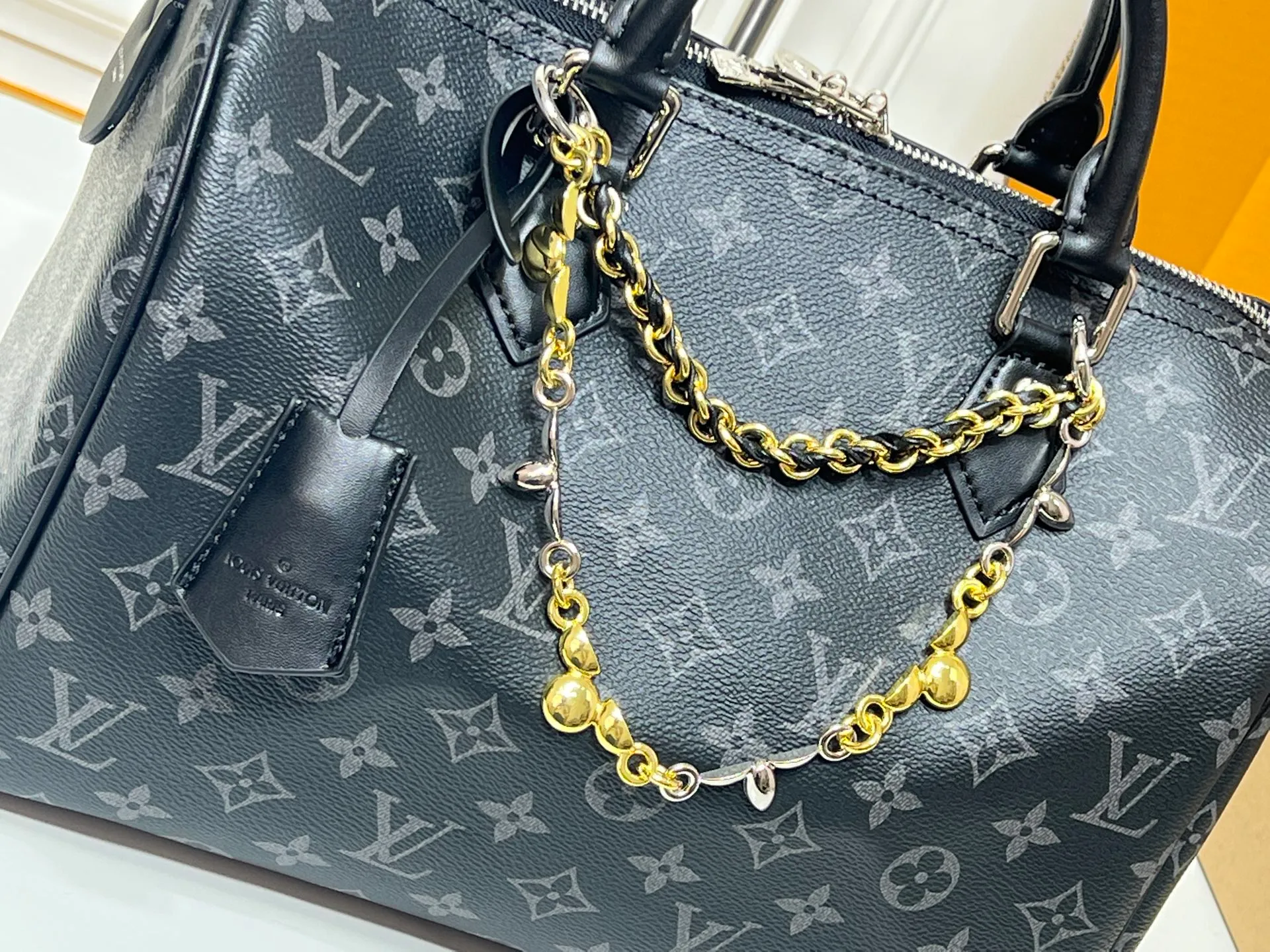 Batch 320💰M15102 black flower M15107 presbyopia M15108 dune white This Speedy Soft 30 handbag comes from the LV Ski series and uses Monogram Eclipse canvas to renew the classic design. Double chains, a pleated leather key fob and a signature padlock add to the luxe details, and it's just the right size to hold a tablet and other everyday essentials.  21 x 17 x 30 cm (H x W x L) Monogram Eclipse pattern Coated canvas Cow leather trim Grained cow leather lining Glossy and shiny hardware Double zipper closure Internal zip pocket Detachable double chain Key case Holds 9" tablet, 6.7" smartphone, headphones, Zippy wallet, keys, sunglasses and lipstick Shoulder strap: removable, non-adjustable Strap half length: 24.0 cm Handle: double handle
