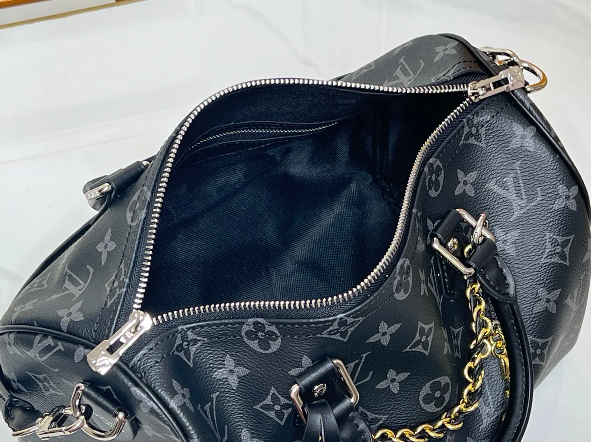 Batch 320💰M15102 black flower M15107 presbyopia M15108 dune white This Speedy Soft 30 handbag comes from the LV Ski series and uses Monogram Eclipse canvas to renew the classic design. Double chains, a pleated leather key fob and a signature padlock add to the luxe details, and it's just the right size to hold a tablet and other everyday essentials.  21 x 17 x 30 cm (H x W x L) Monogram Eclipse pattern Coated canvas Cow leather trim Grained cow leather lining Glossy and shiny hardware Double zipper closure Internal zip pocket Detachable double chain Key case Holds 9" tablet, 6.7" smartphone, headphones, Zippy wallet, keys, sunglasses and lipstick Shoulder strap: removable, non-adjustable Strap half length: 24.0 cm Handle: double handle