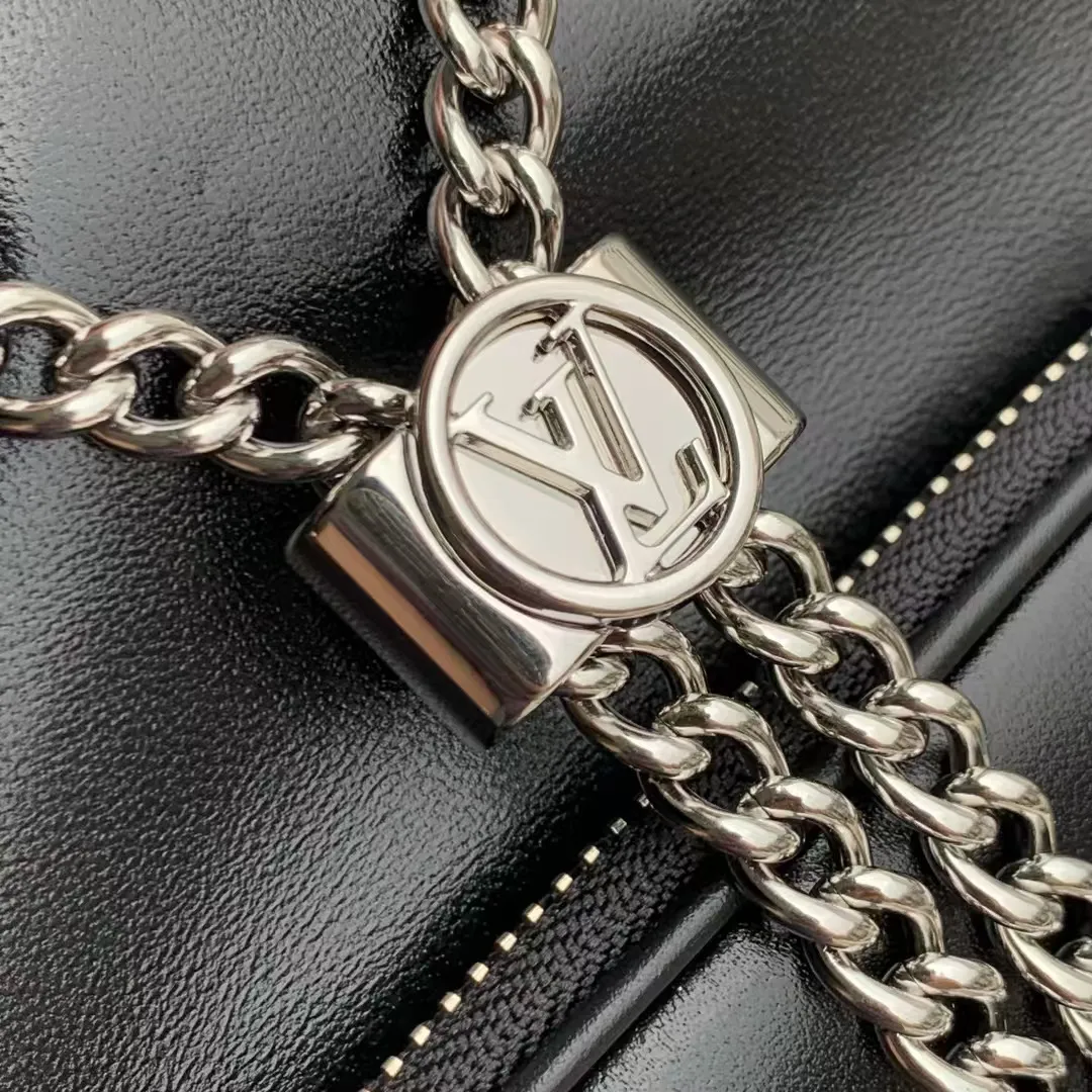 💰1140 (top layer leather) top original order, genuine development✨‼ ️The No Way handbag is from the LV Vibe series. It is made of sheep leather and is blended with shiny metal parts. It renews the classic Noé handbag elements with a modern rock style. The LV Circle sliding trim makes it easy to adjust the opening, and the zippered front pocket can be used to store keys and cosmetics. Sheep leather - Coated canvas trim - Textile lining - Chain drawstring with LV Circle sliding trim for adjustable opening - Internal patch pocket - Zip front pocket - Metal base stud - Holds a 6.7-inch smartphone, Victorine short wallet, headphones, lipstick and keys - Shoulder strap: removable, adjustable - Chain: Sliding to adjust, not removable! ! Model: M14377; Size: 24x22.5x15.5CM53