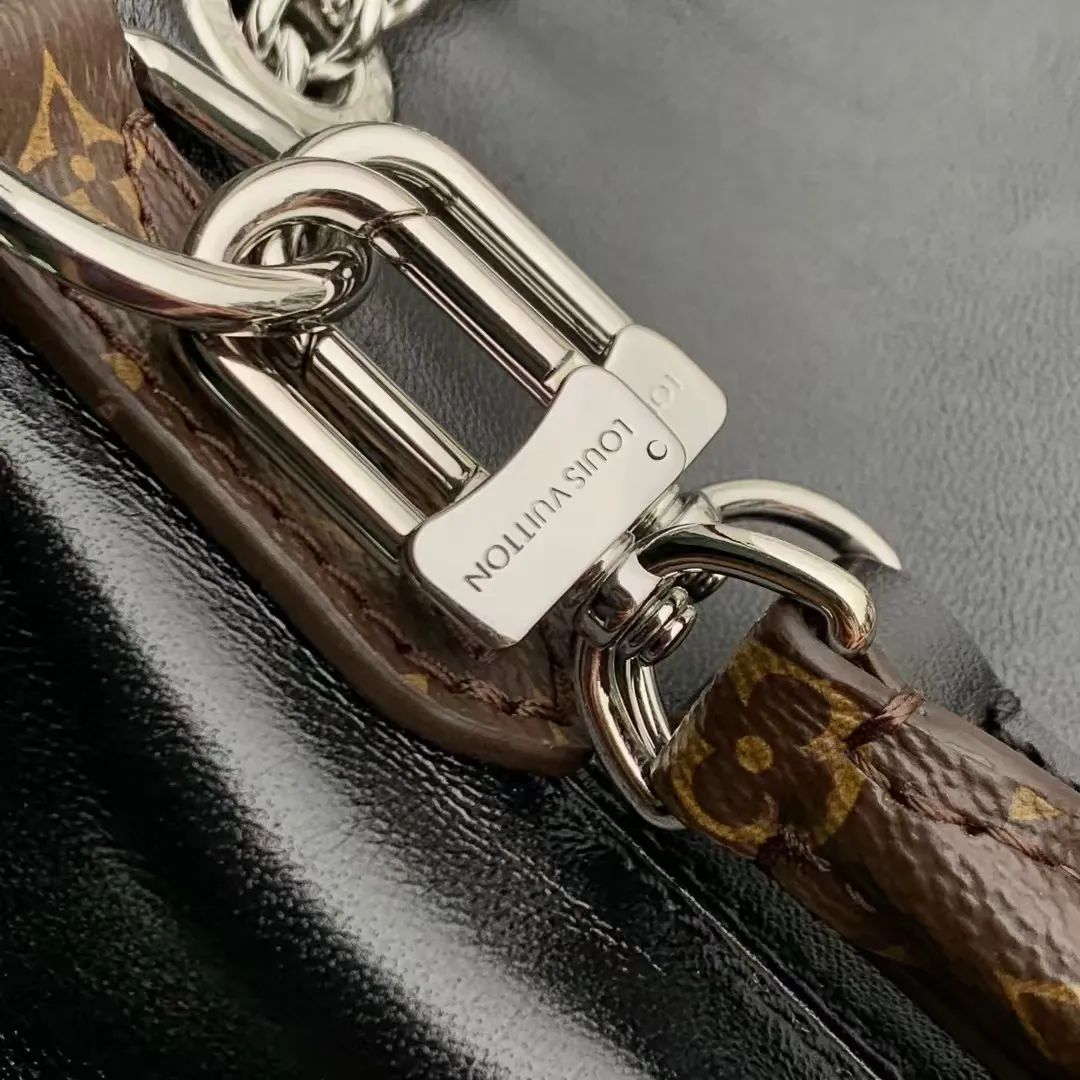 💰1140 (top layer leather) top original order, genuine development✨‼ ️The No Way handbag is from the LV Vibe series. It is made of sheep leather and is blended with shiny metal parts. It renews the classic Noé handbag elements with a modern rock style. The LV Circle sliding trim makes it easy to adjust the opening, and the zippered front pocket can be used to store keys and cosmetics. Sheep leather - Coated canvas trim - Textile lining - Chain drawstring with LV Circle sliding trim for adjustable opening - Internal patch pocket - Zip front pocket - Metal base stud - Holds a 6.7-inch smartphone, Victorine short wallet, headphones, lipstick and keys - Shoulder strap: removable, adjustable - Chain: Sliding to adjust, not removable! ! Model: M14377; Size: 24x22.5x15.5CM53