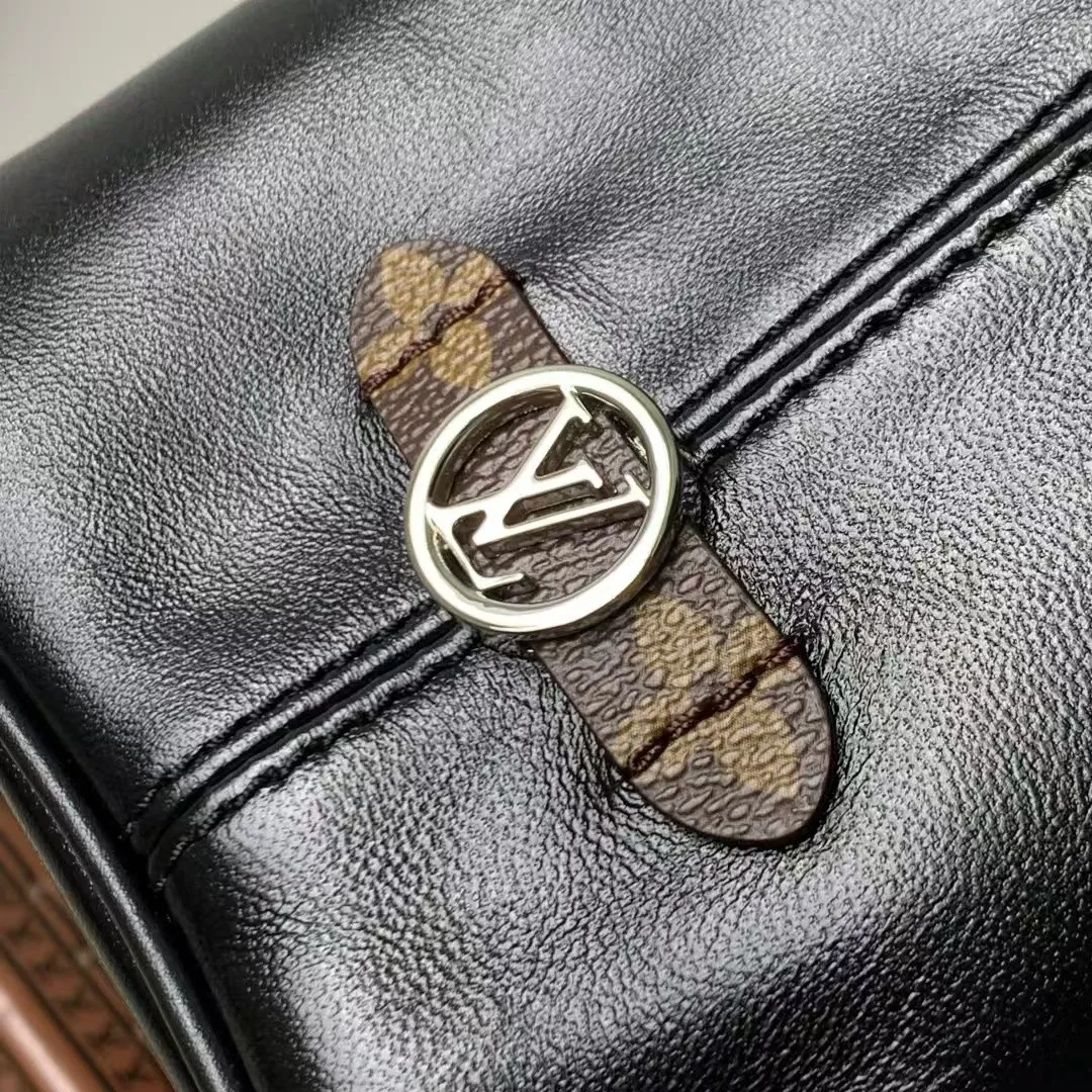 💰1140 (top layer leather) top original order, genuine development✨‼ ️The No Way handbag is from the LV Vibe series. It is made of sheep leather and is blended with shiny metal parts. It renews the classic Noé handbag elements with a modern rock style. The LV Circle sliding trim makes it easy to adjust the opening, and the zippered front pocket can be used to store keys and cosmetics. Sheep leather - Coated canvas trim - Textile lining - Chain drawstring with LV Circle sliding trim for adjustable opening - Internal patch pocket - Zip front pocket - Metal base stud - Holds a 6.7-inch smartphone, Victorine short wallet, headphones, lipstick and keys - Shoulder strap: removable, adjustable - Chain: Sliding to adjust, not removable! ! Model: M14377; Size: 24x22.5x15.5CM53