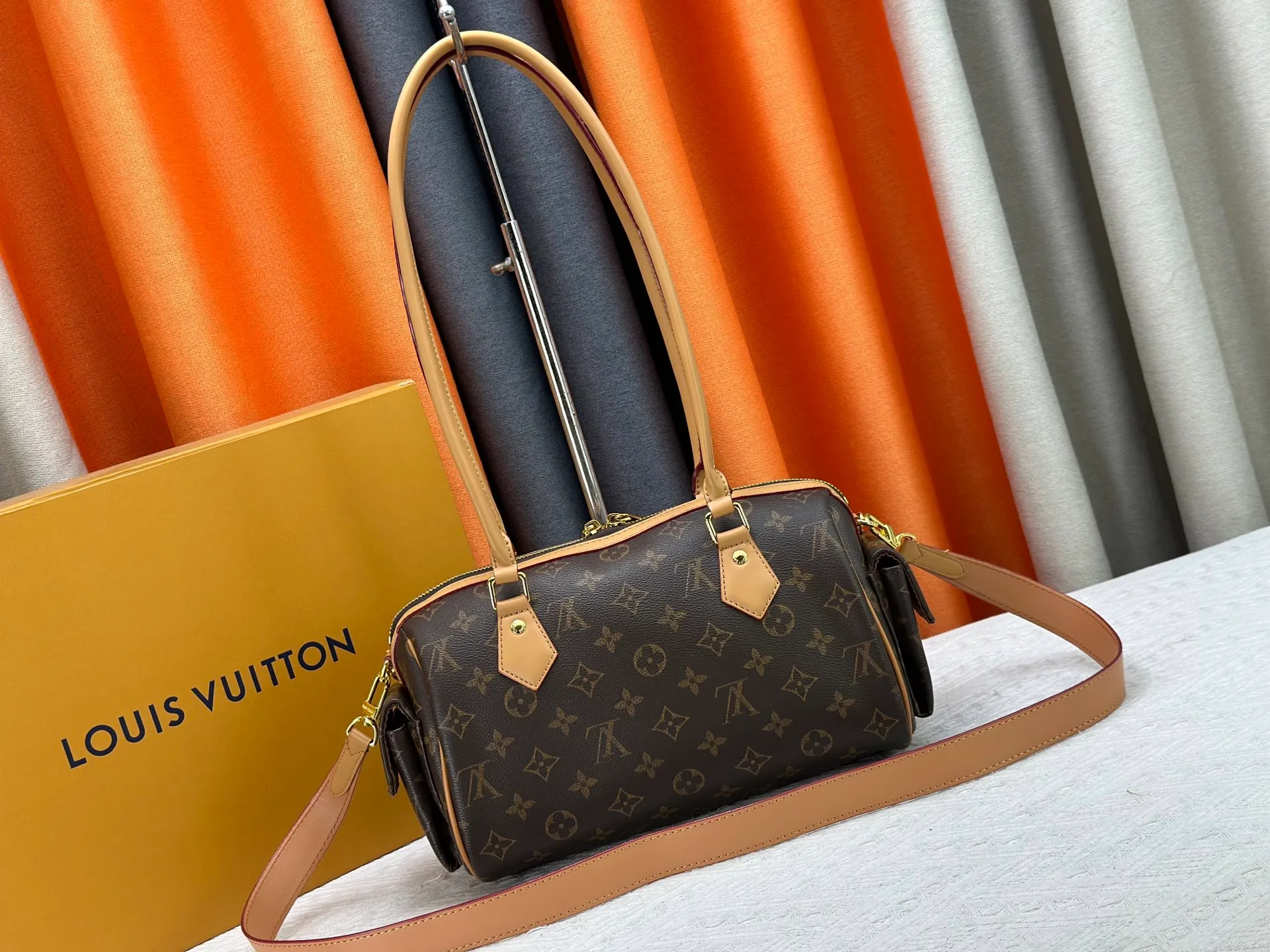 P300 Upgraded original M12934 M12965 This Speedy Cargo handbag is from the LV Vibe series, renovating the classic design of the 1930s with avant-garde touches. The glossy sheepskin body is embellished with a Monogram address plate, paying tribute to the brand's long trunk-making heritage. Plenty of space to easily store your daily needs, and the detachable leather shoulder strap allows for a variety of carrying methods. Dimensions: 28 x 17 x 12 cm (LxHxW)